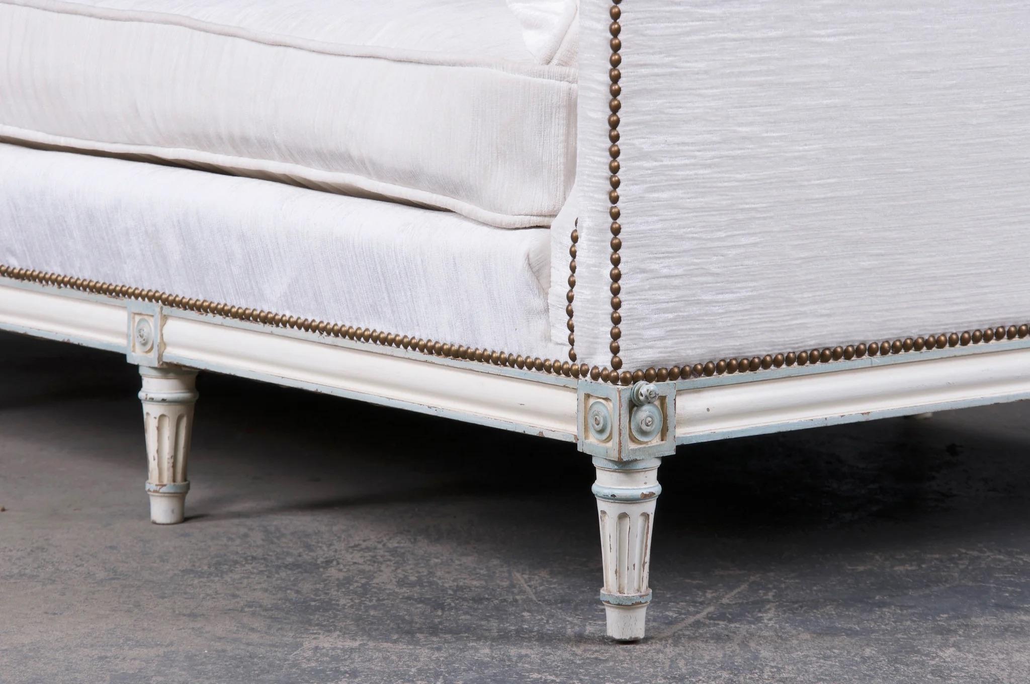 Französische Pariser Maison Gouffé Louis XVI Stil gemalt Daybed W / Weiß Chenille im Angebot 5