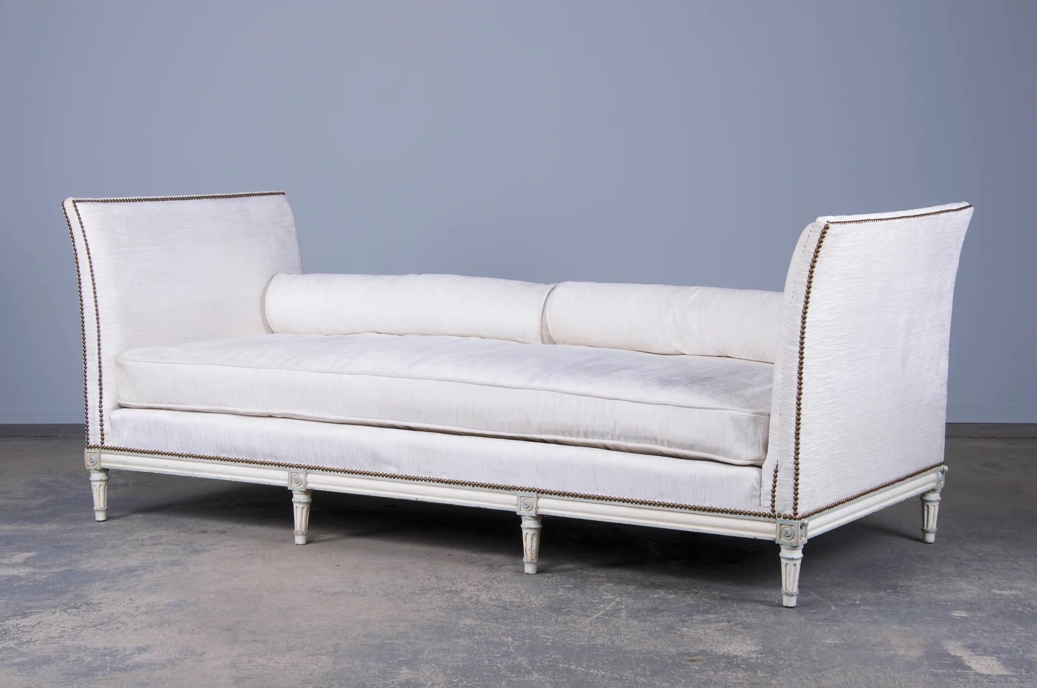 Französische Pariser Maison Gouffé Louis XVI Stil gemalt Daybed W / Weiß Chenille im Angebot 7