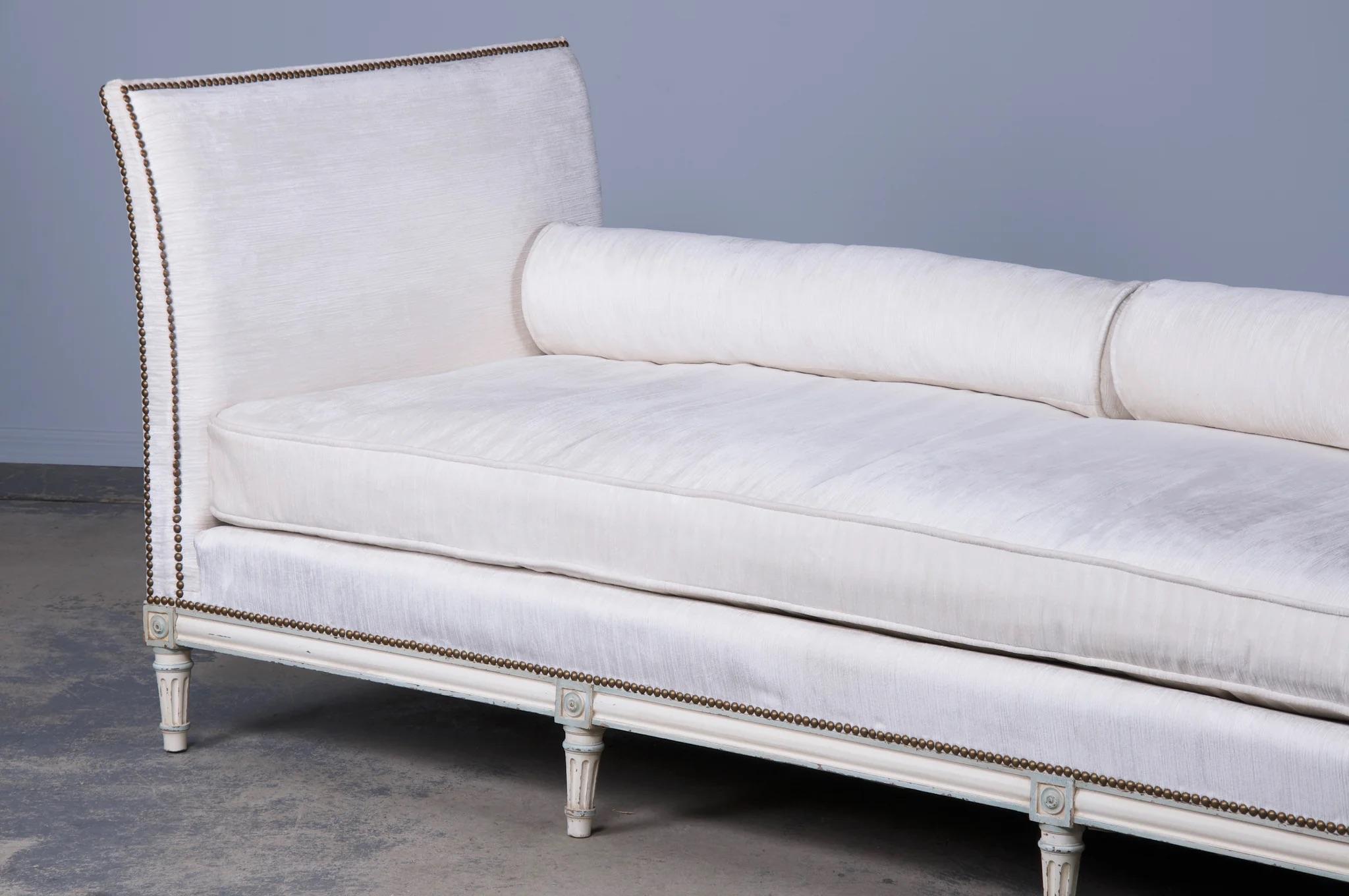 Französische Pariser Maison Gouffé Louis XVI Stil gemalt Daybed W / Weiß Chenille im Angebot 8