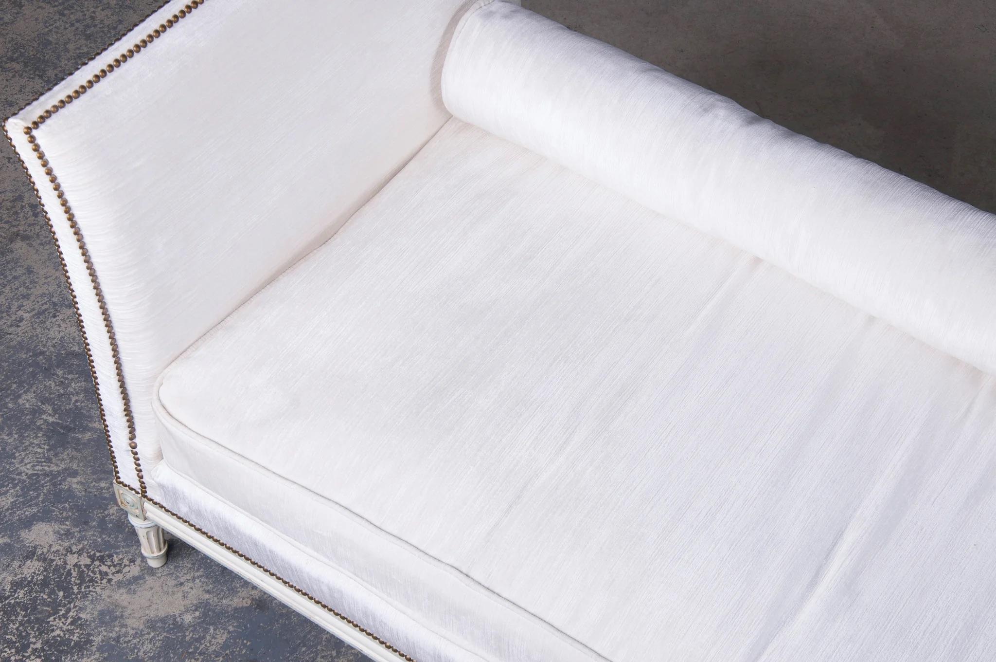 Französische Pariser Maison Gouffé Louis XVI Stil gemalt Daybed W / Weiß Chenille im Angebot 9