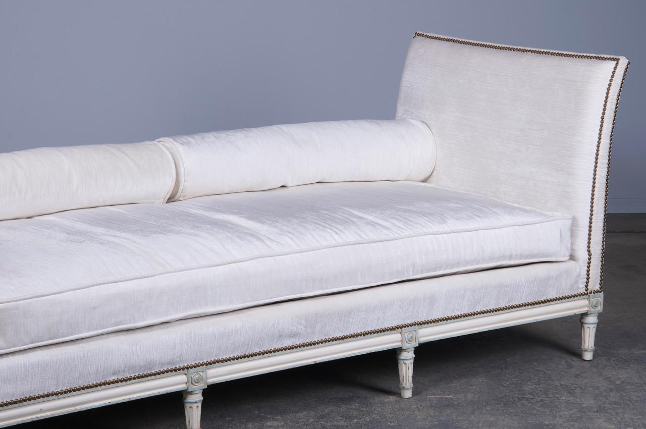 Französische Pariser Maison Gouffé Louis XVI Stil gemalt Daybed W / Weiß Chenille im Angebot 10