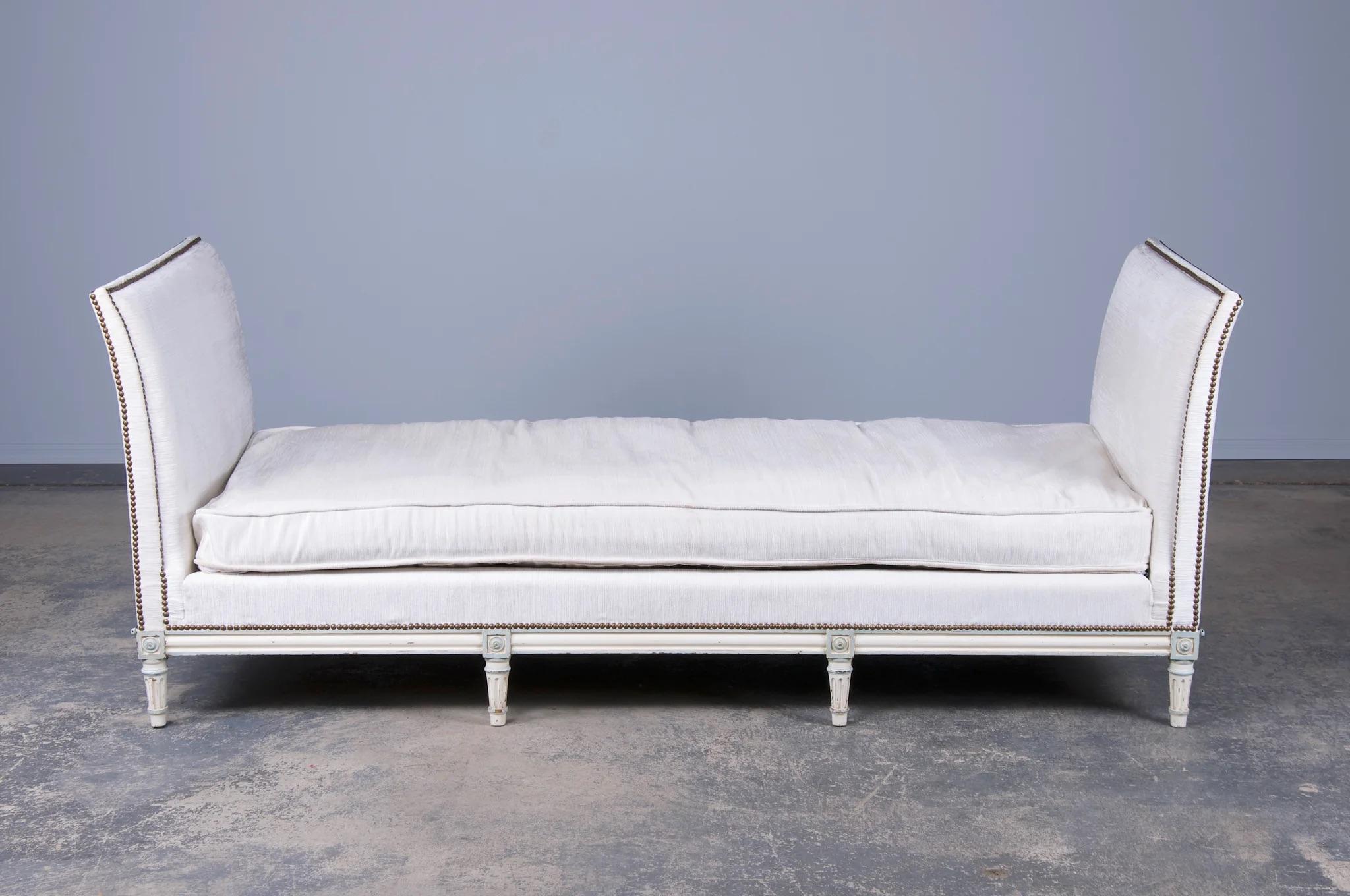 Französische Pariser Maison Gouffé Louis XVI Stil gemalt Daybed W / Weiß Chenille im Angebot 11