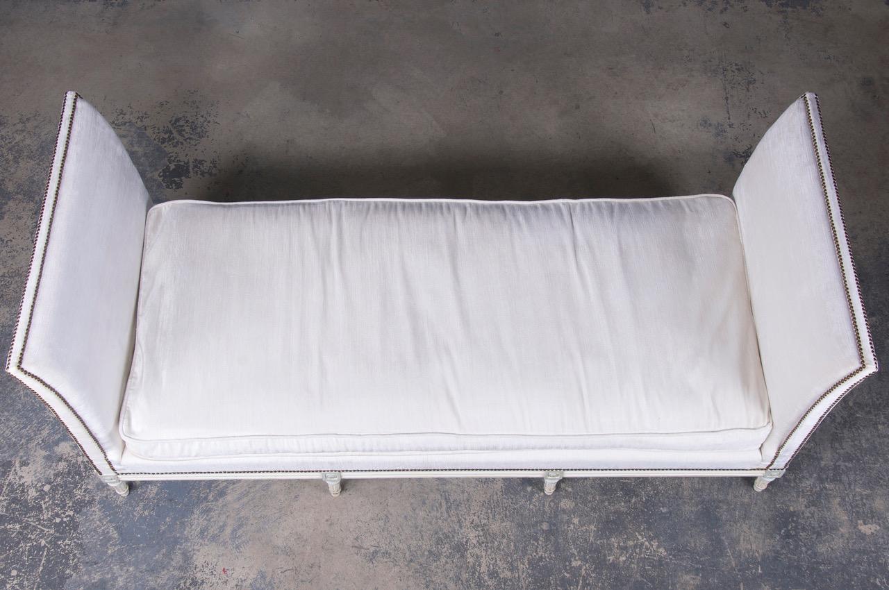 Französische Pariser Maison Gouffé Louis XVI Stil gemalt Daybed W / Weiß Chenille im Angebot 12