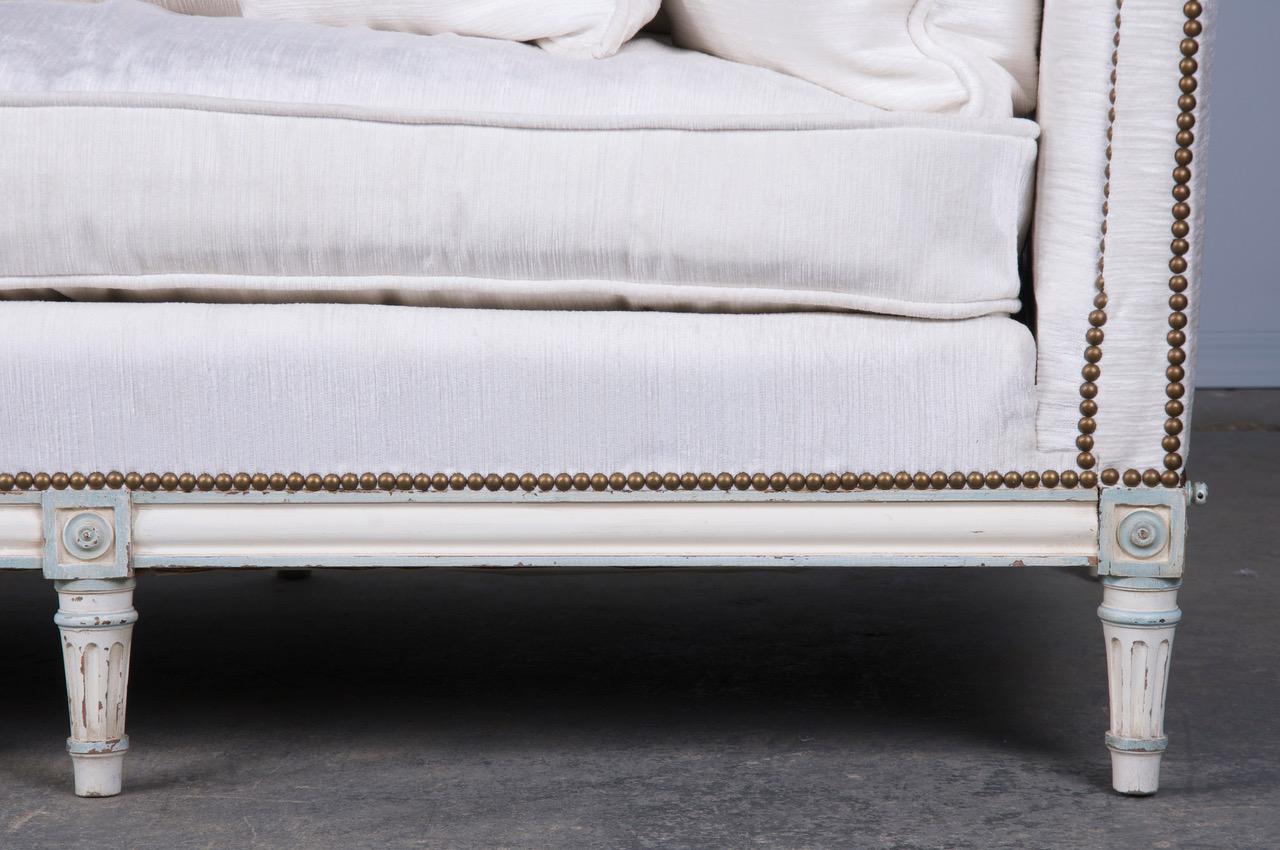 Französische Pariser Maison Gouffé Louis XVI Stil gemalt Daybed W / Weiß Chenille (Louis XVI.) im Angebot