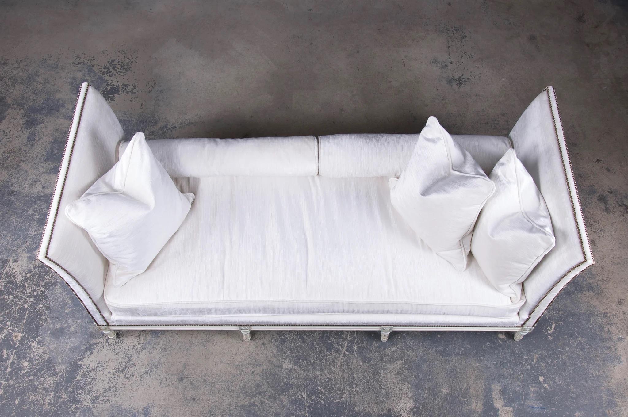 Französische Pariser Maison Gouffé Louis XVI Stil gemalt Daybed W / Weiß Chenille (Handgefertigt) im Angebot