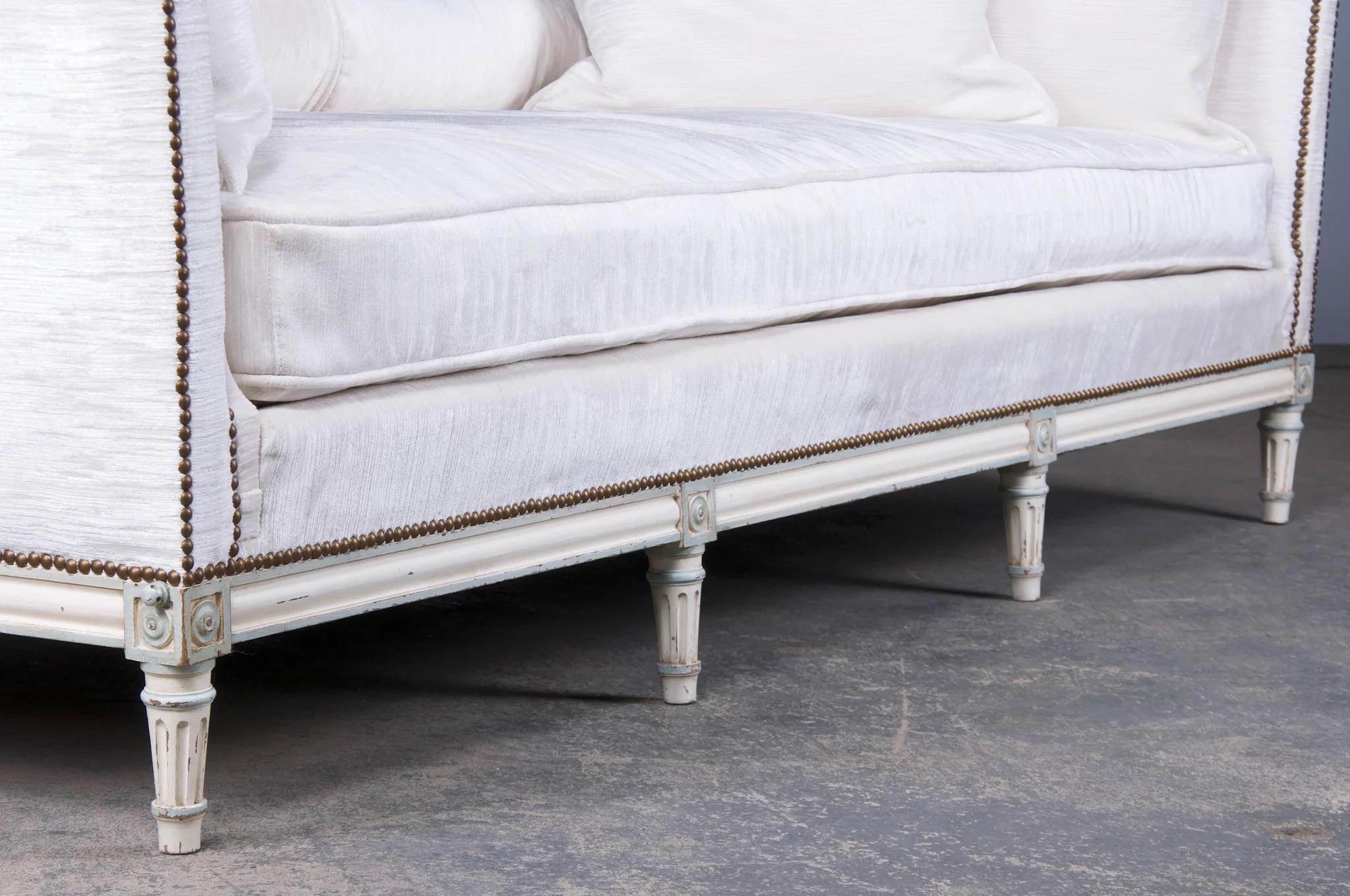 Französische Pariser Maison Gouffé Louis XVI Stil gemalt Daybed W / Weiß Chenille im Angebot 1
