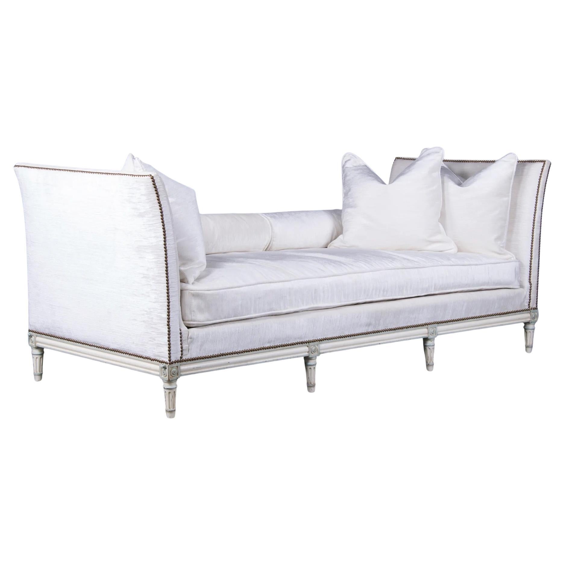 Ein prächtiges französisches Pariser Daybed aus den 1930er Jahren von Maison Gouffé im Grand Louis XVI-Stil. Dieses exquisite Tagesbett stammt aus Paris und verkörpert die Eleganz des Stils Grand Louis XVI. Er ist aus Massivholz gefertigt und