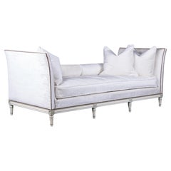 Letto da giorno dipinto in stile parigino francese Maison Gouffé Luigi XVI con ciniglia bianca