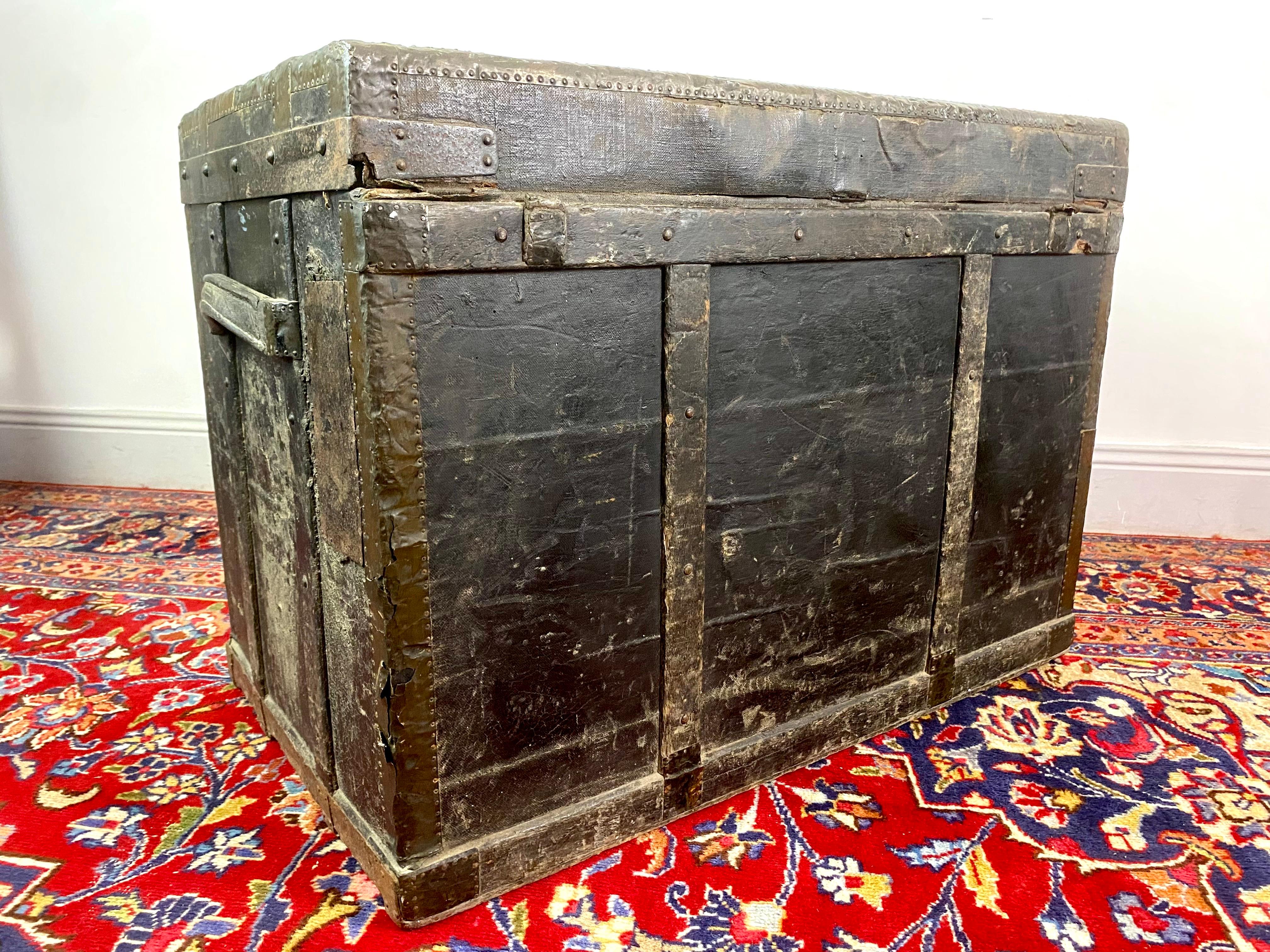 French Parisienne Black wood and brass travel trunk - 19th Paris France For Sale 6
