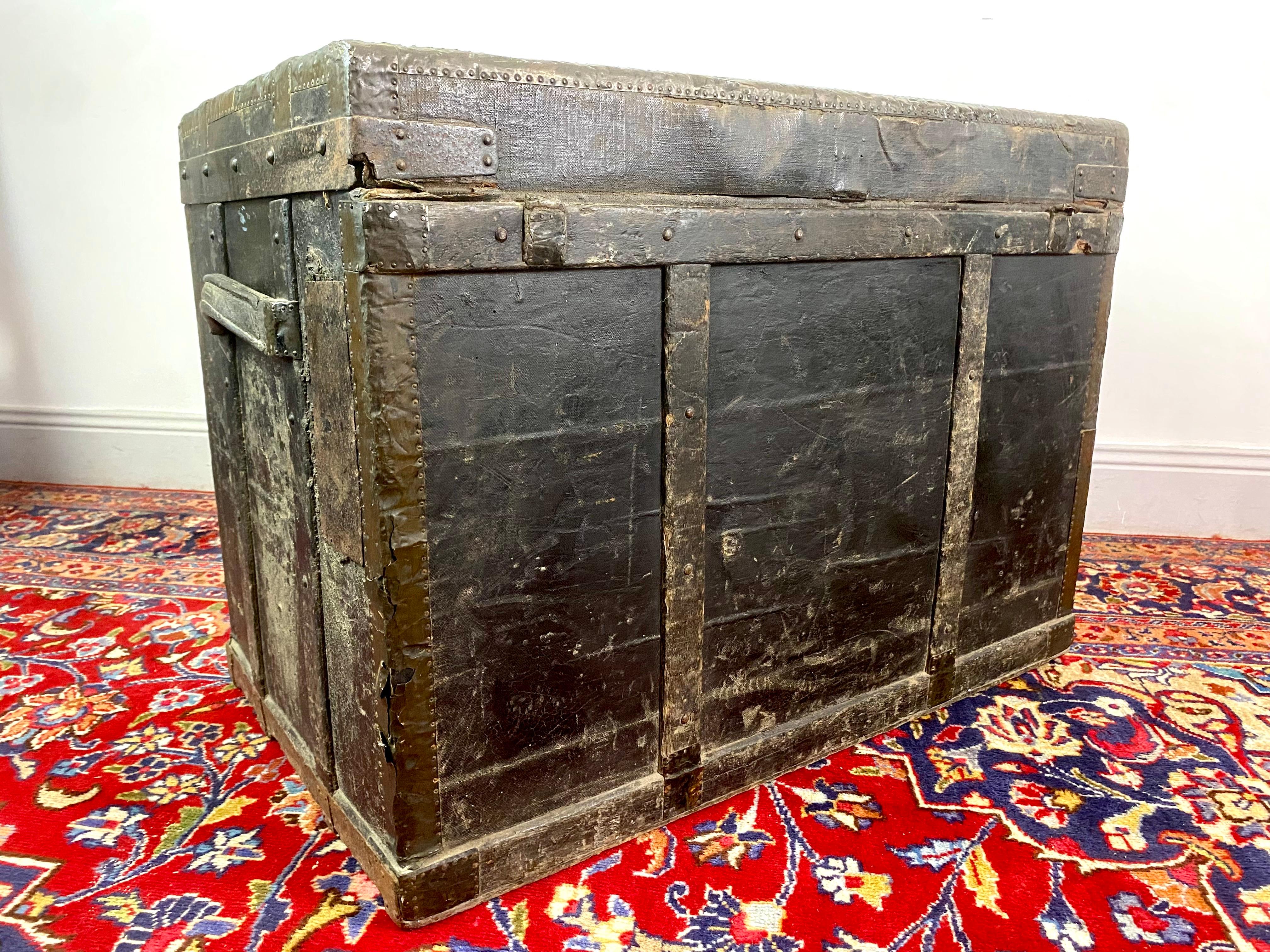 Malle de voyage Parisienne en bois noir et laiton - 19ème Paris France en vente 5