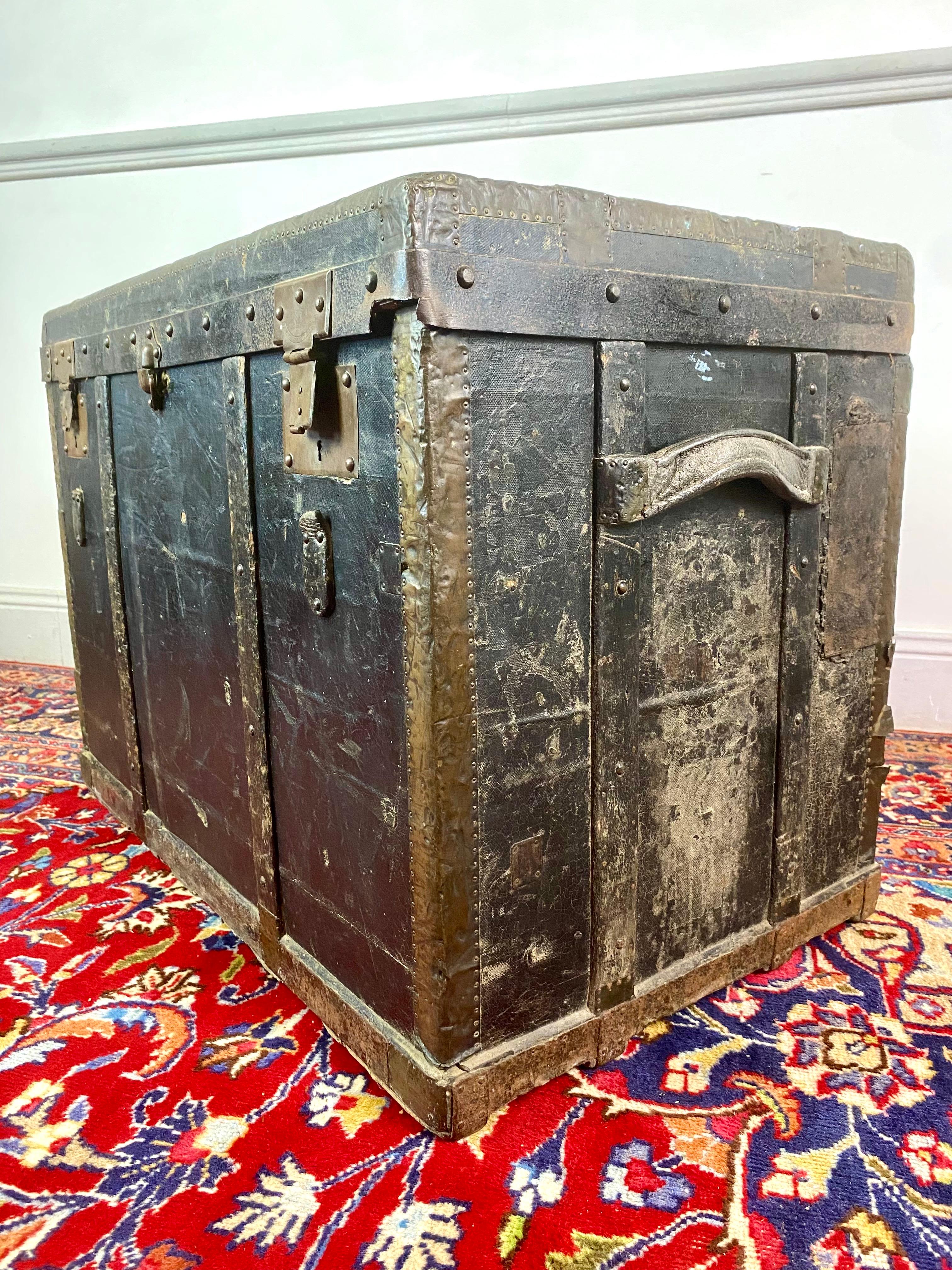 French Parisienne Black wood and brass travel trunk - 19th Paris France For Sale 9