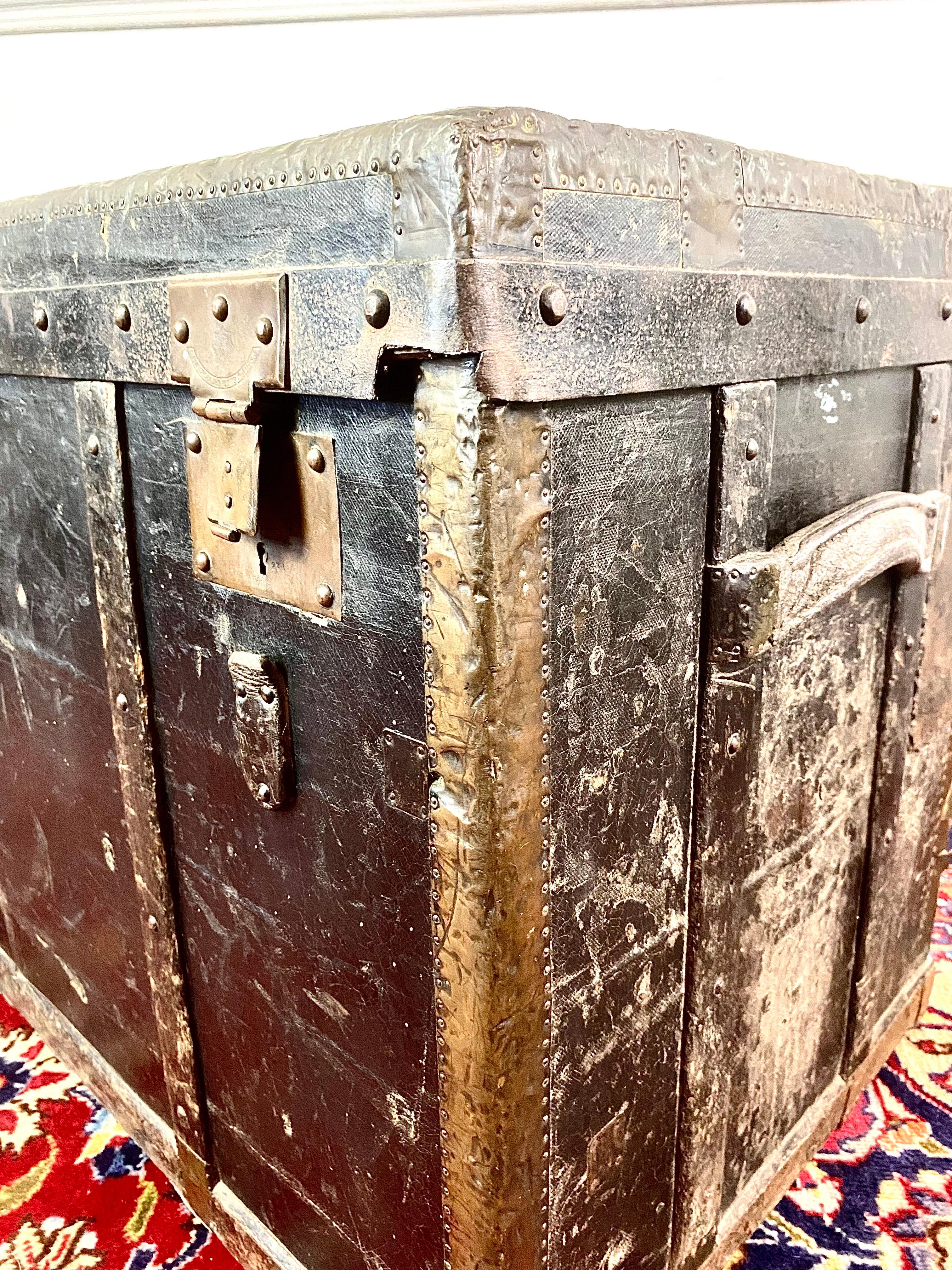 Malle de voyage Parisienne en bois noir et laiton - 19ème Paris France en vente 9