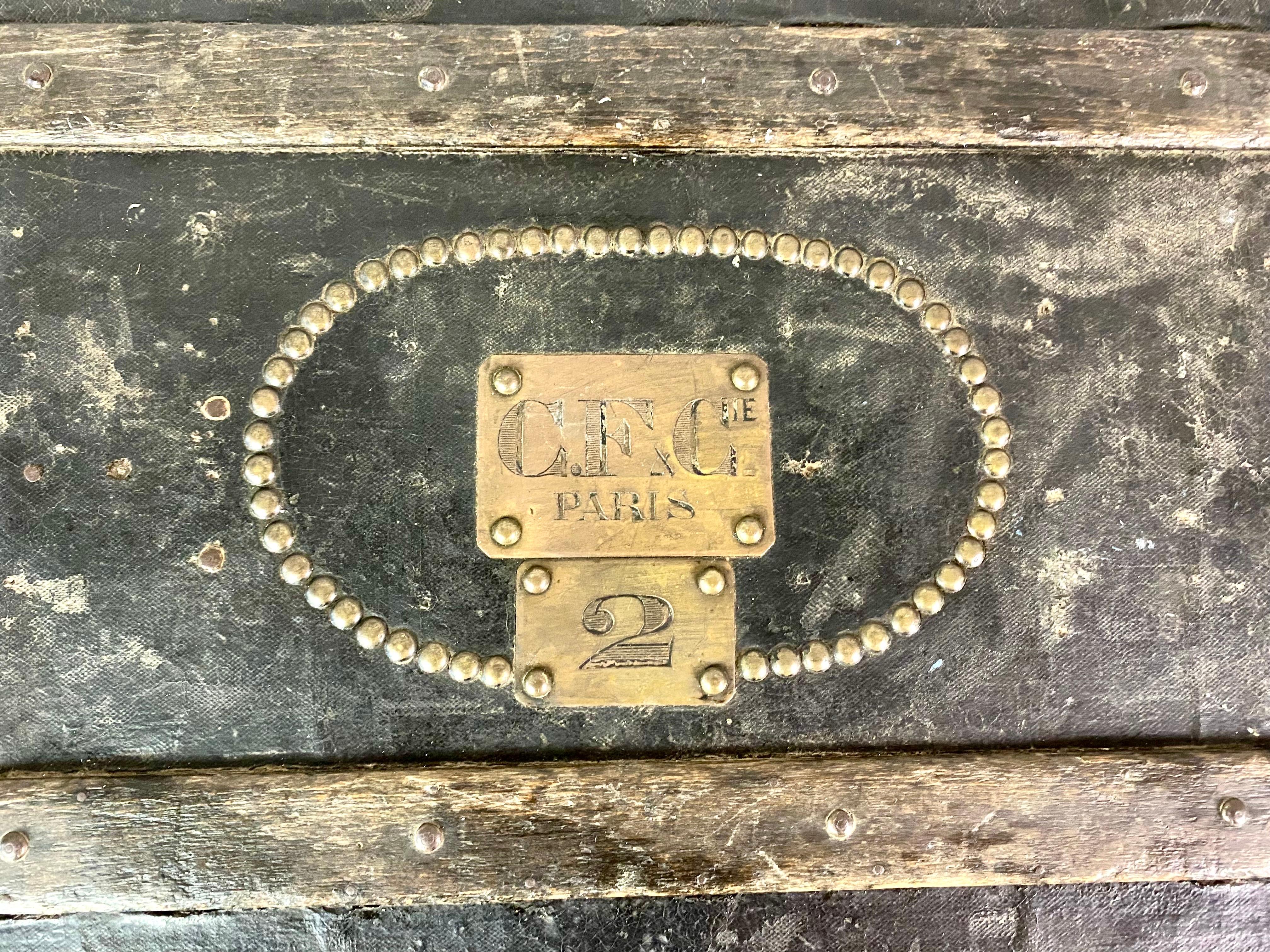 Malle de voyage Parisienne en bois noir et laiton - 19ème Paris France en vente 10
