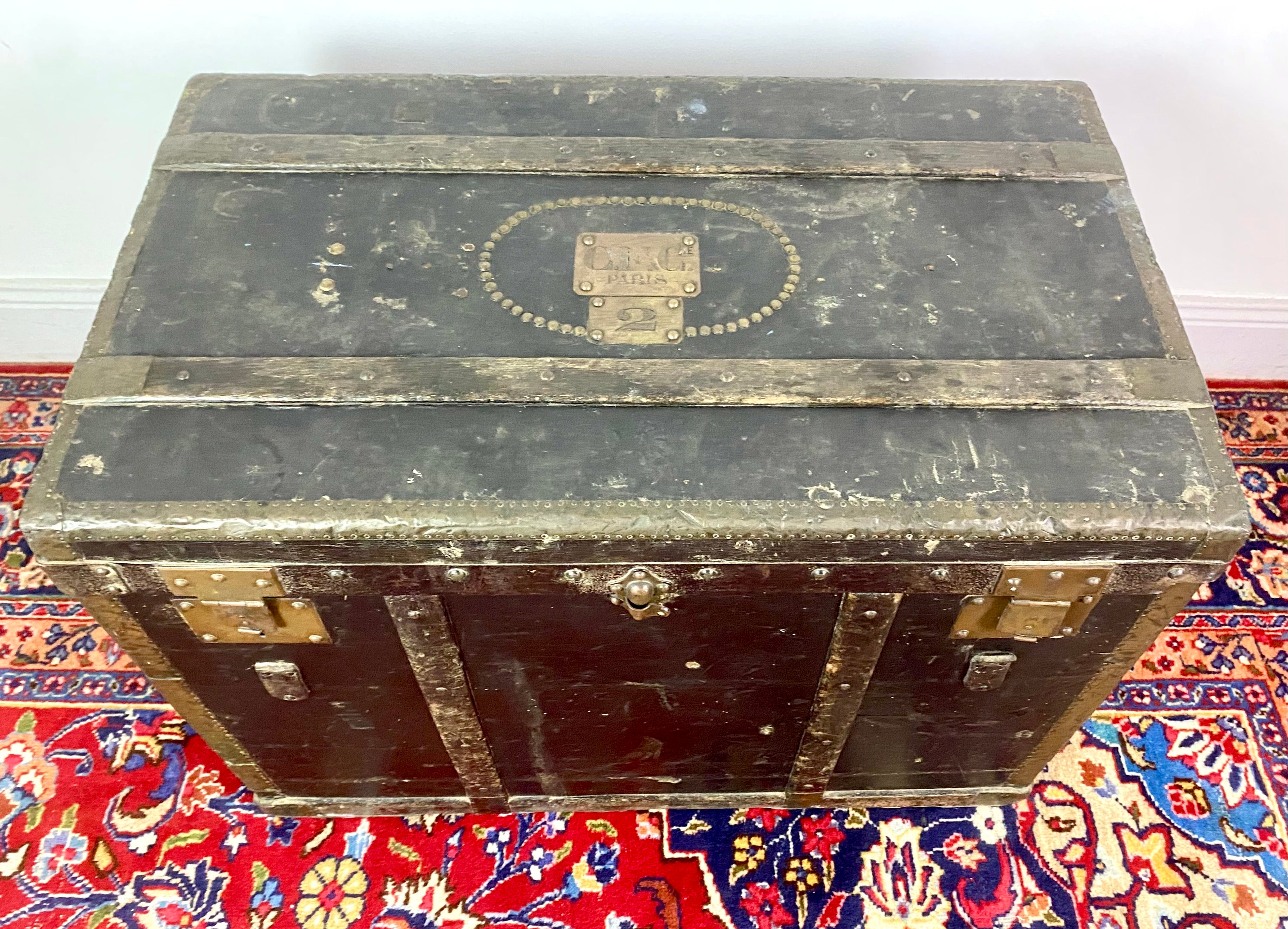 Very fine late 19th century travel trunk in wood, brass, black coated canvas and interior fabric by A. Maille-Lavolaille.
This superb trunk bears a plate monogrammed 