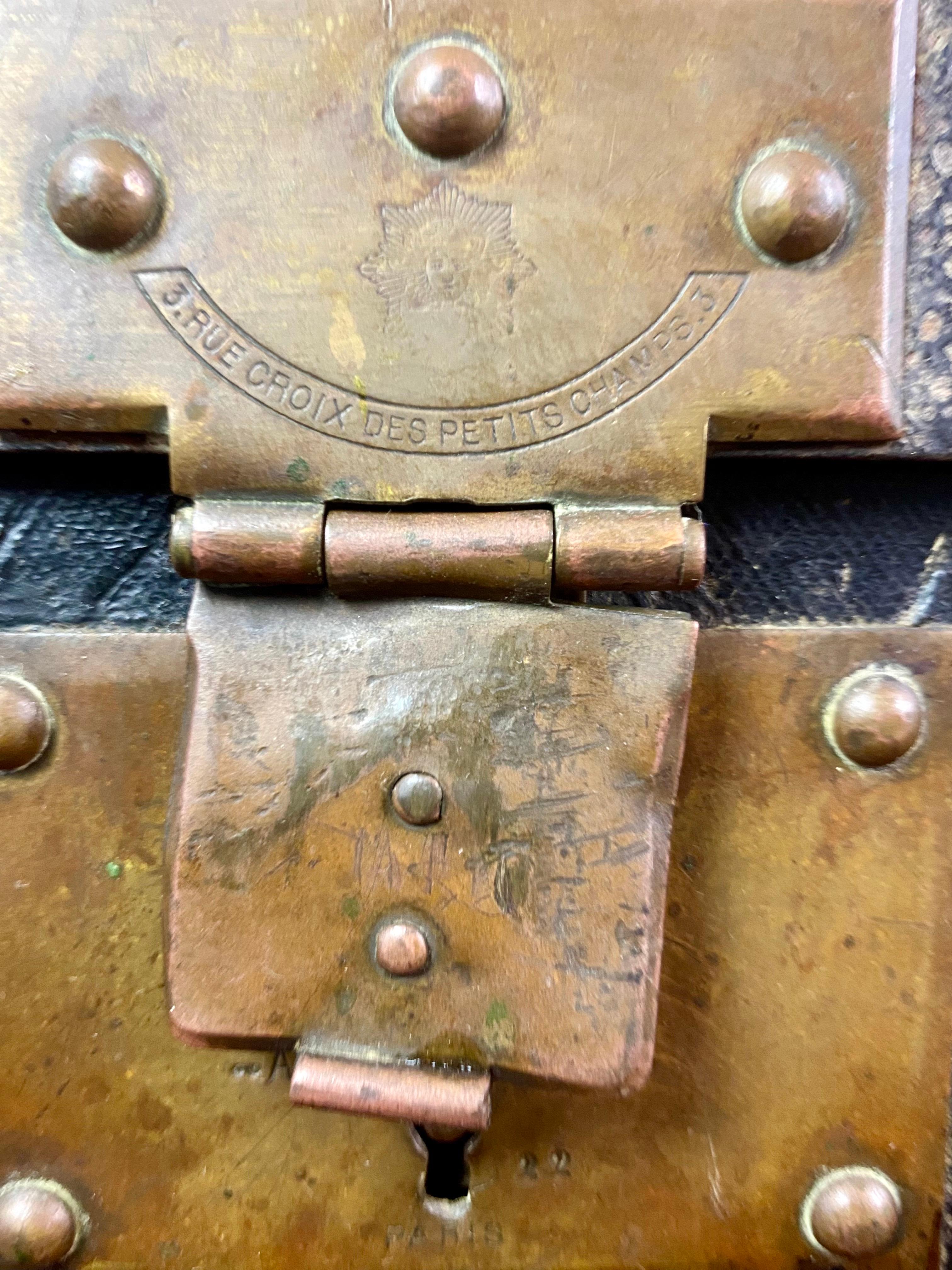 Laiton Malle de voyage Parisienne en bois noir et laiton - 19ème Paris France en vente