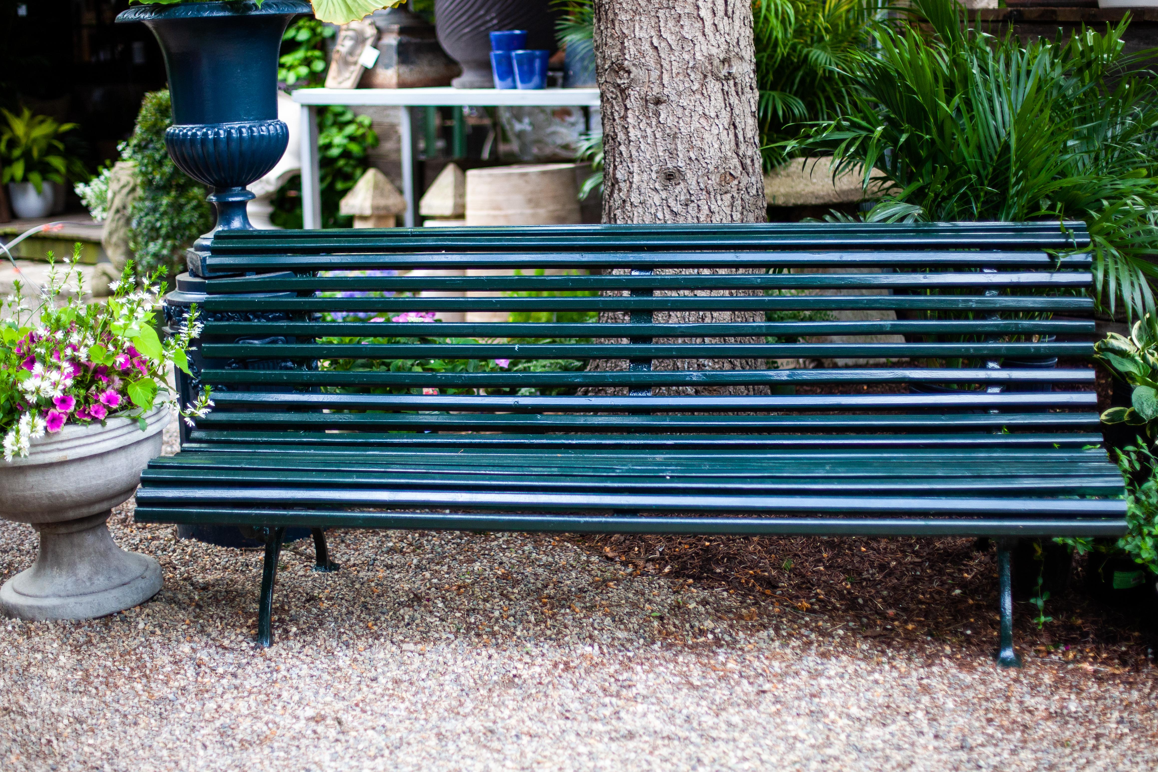 Magnifique banc public français qui a été récemment restauré dans une couleur verte brillante. Ce banc est simple mais exquis et rehausserait n'importe quel espace de jardin.