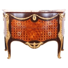 Commode bombée Louis XV en parqueterie française et marqueterie avec montures en bronze doré