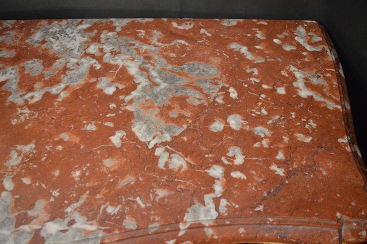 Commode francese in parquet con piano in ormolu e marmo.