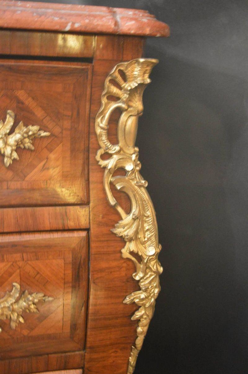 Inizio XX secolo Commode francese in intarsio con ormolu in vendita
