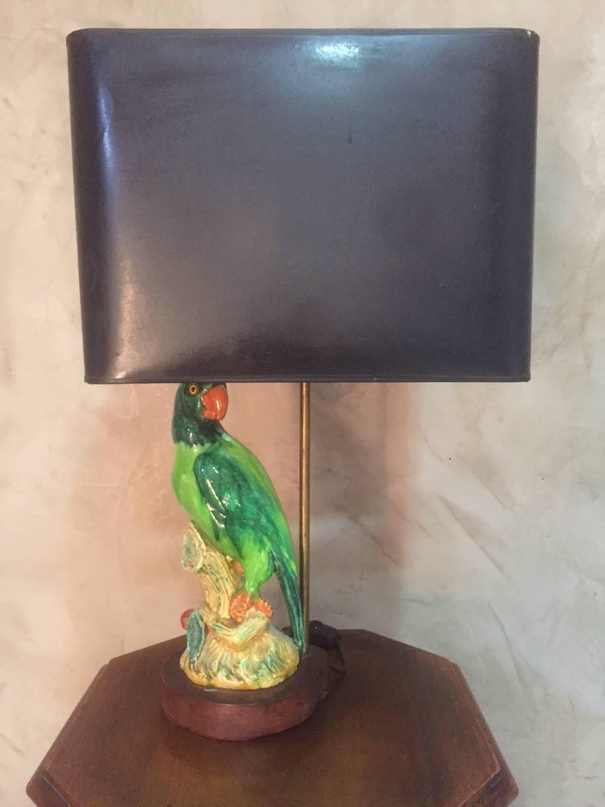 Very nice French parrot ceramic table lamp from the 1960s with a black and golden lampshade. Wooden base.