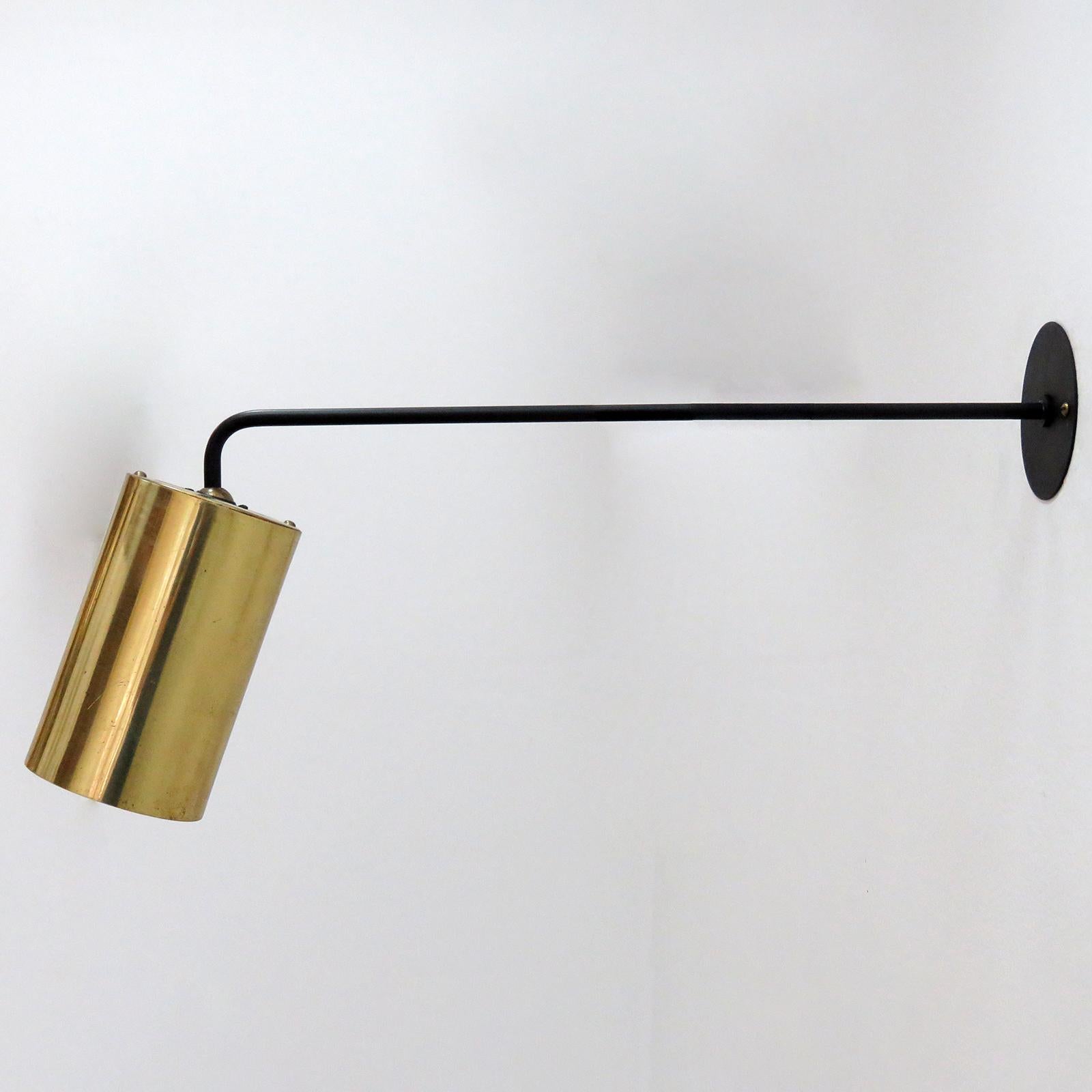 Applique francese di Parscot, con cilindro in ottone regolabile tramite uno snodo sferico su un lungo braccio smaltato nero, può essere utilizzata per il montaggio a parete o a soffitto, cablata per gli standard statunitensi, un attacco E27, potenza