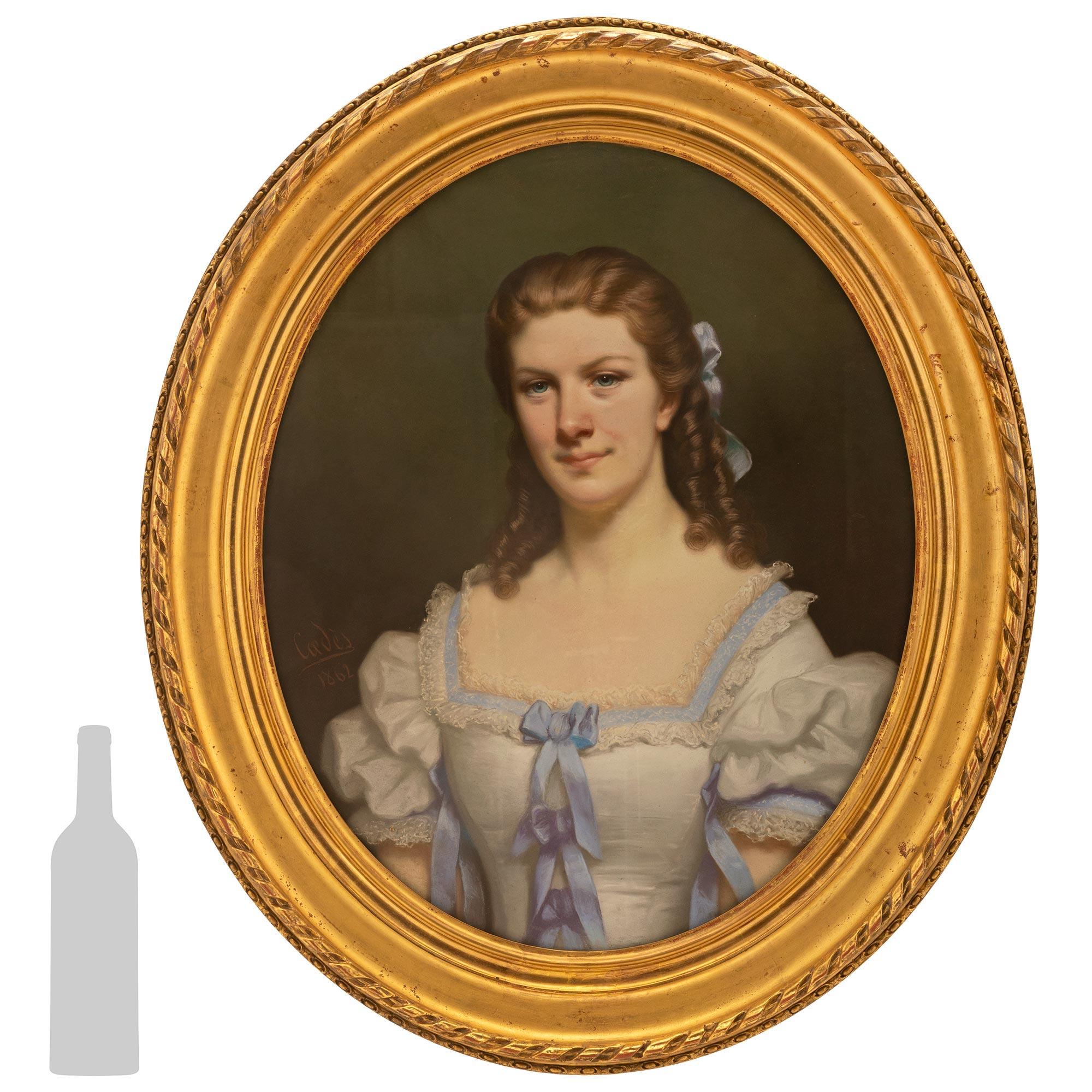 Ein sehr elegantes französisches Pastellporträt einer jungen Dame in einem formellen Kleid aus dem 19. Das Gemälde ist in einem geschnitzten Louis-XVI-Rahmen aus Goldholz gerahmt. Das Pastell ist mit 1862 datiert und von 