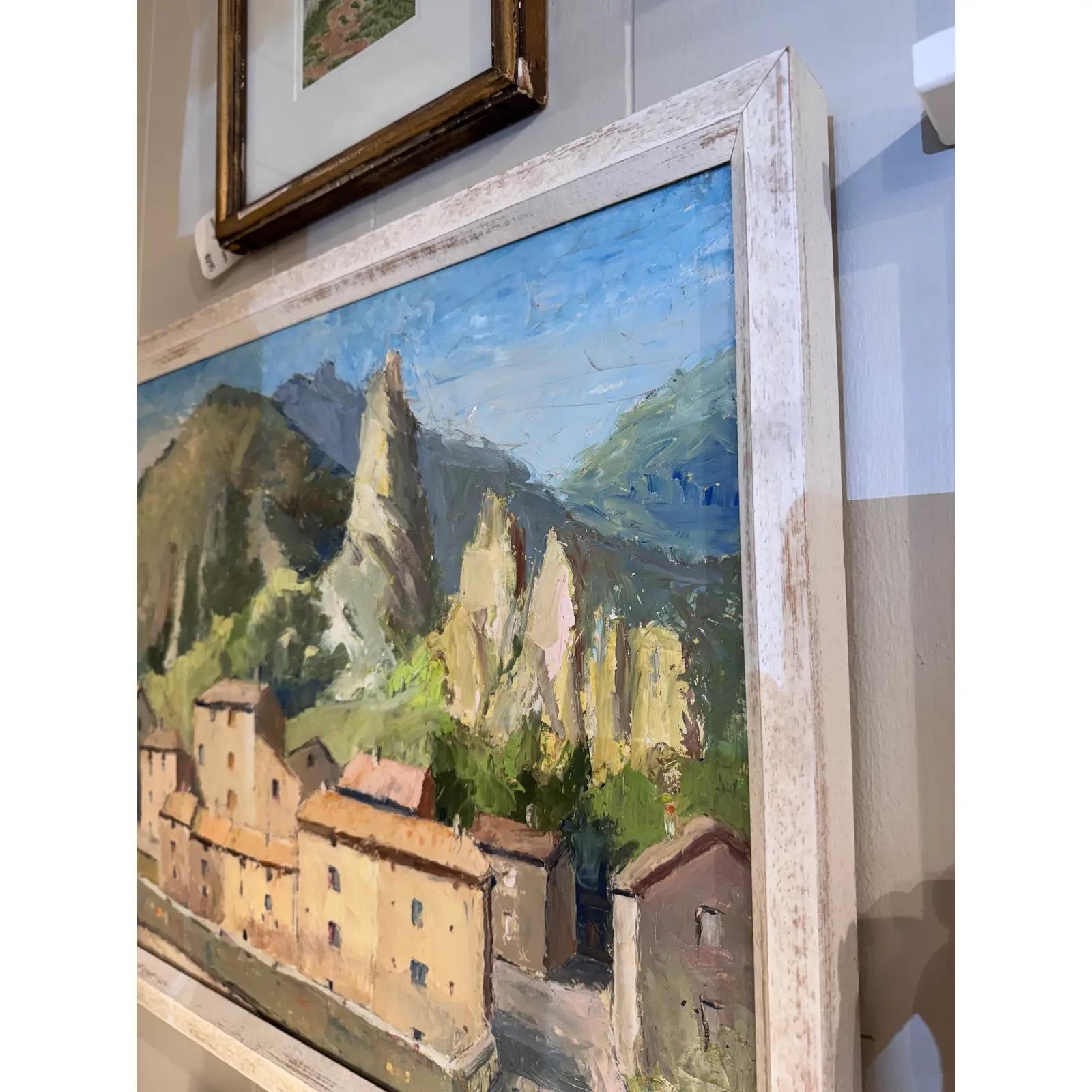Dies ist ein schönes französisches Ölgemälde. Der Künstler hat die Landschaft des Spätsommers in gedämpften Pastellfarben eingefangen. Die Bäume und das Dorf am Berghang sind grün und üppig. Dies wäre eine schöne Ergänzung für jedes Wandensemble.