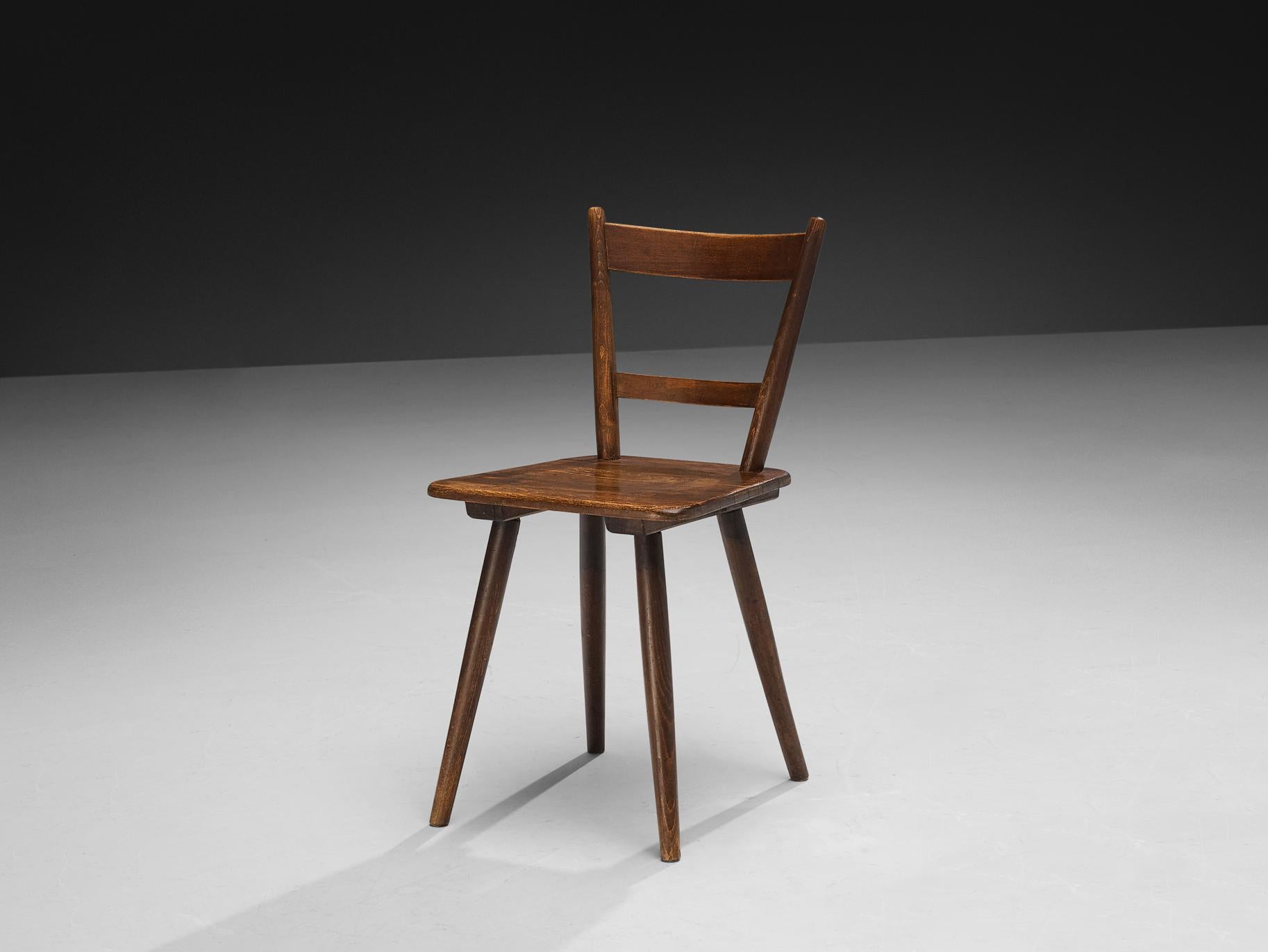Esszimmerstuhl, gebeiztes Holz, Frankreich, Ende 1940er Jahre. 

Rustikaler Esszimmerstuhl, hergestellt in Frankreich. Dieser schlichte, aber stilvolle Stuhl zeichnet sich durch ein schlichtes Gestell mit schlanken, eleganten Elementen aus. Beachten