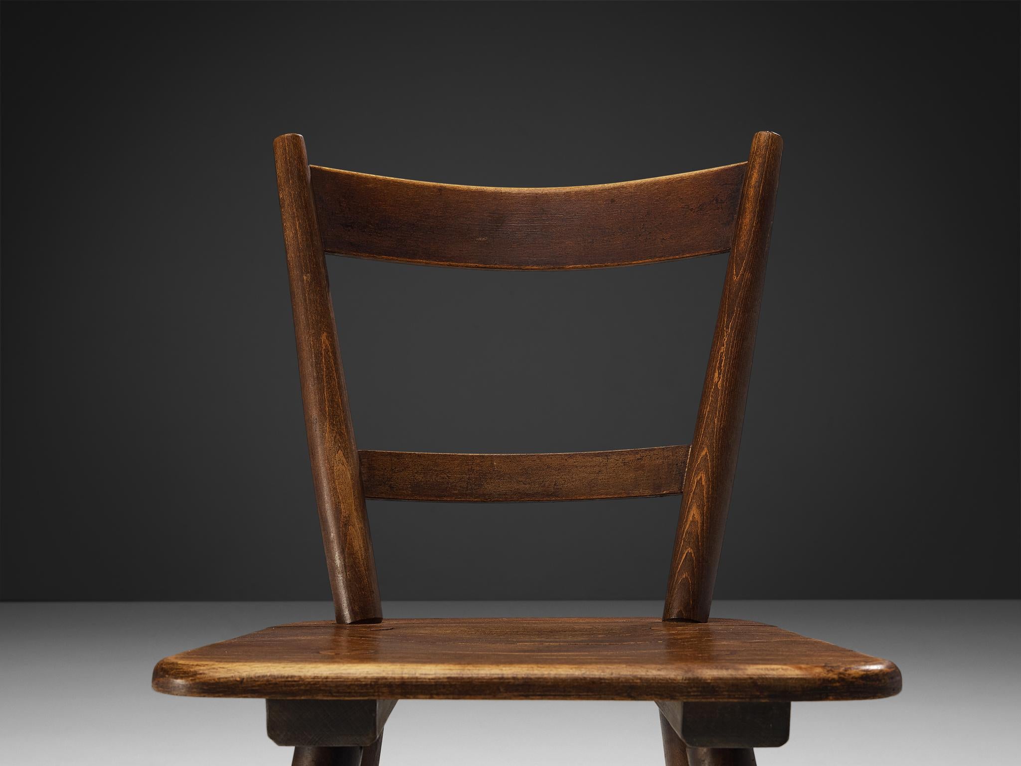 Französischer Pastoral-Esszimmerstuhl aus gebeiztem Holz (Moderne der Mitte des Jahrhunderts) im Angebot