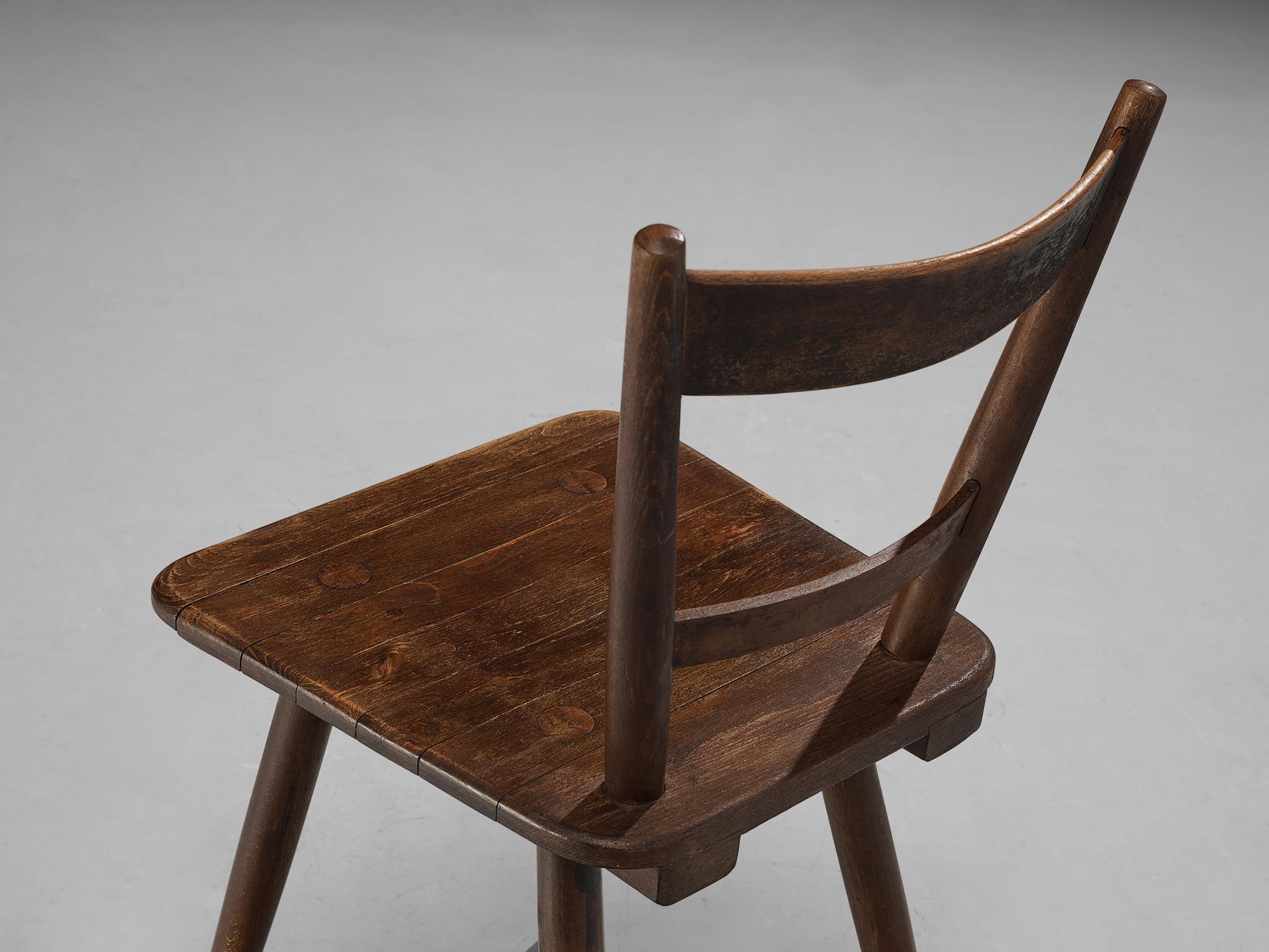 Ensemble pastoral français de quatre chaises de salle à manger en bois teinté  en vente 3