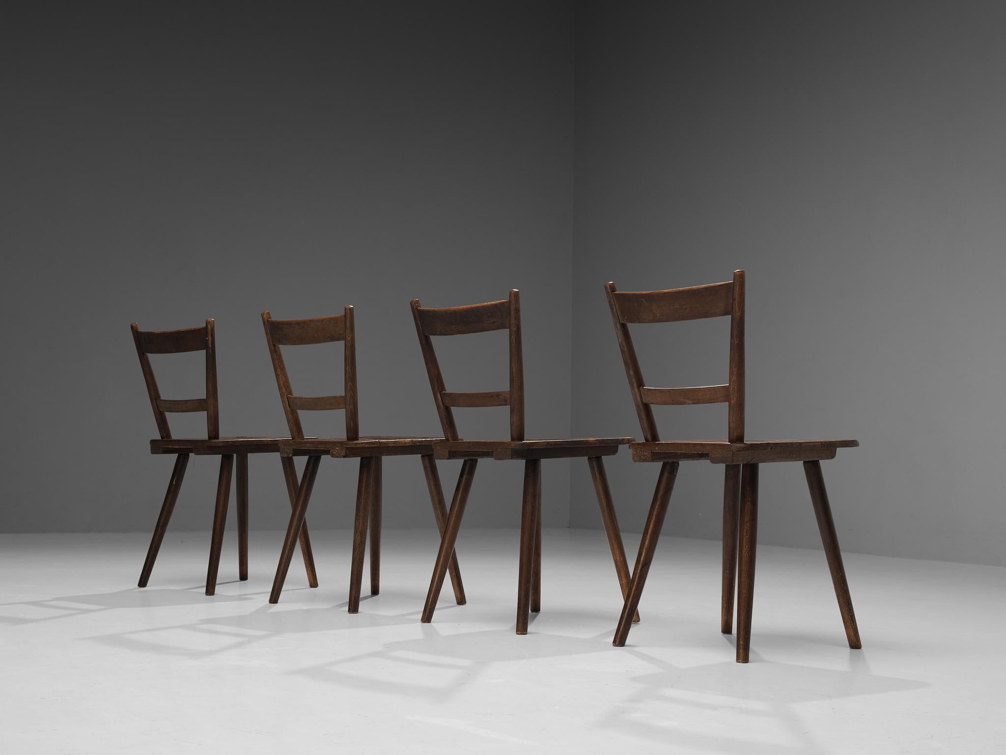 Mid-Century Modern Ensemble pastoral français de quatre chaises de salle à manger en bois teinté  en vente