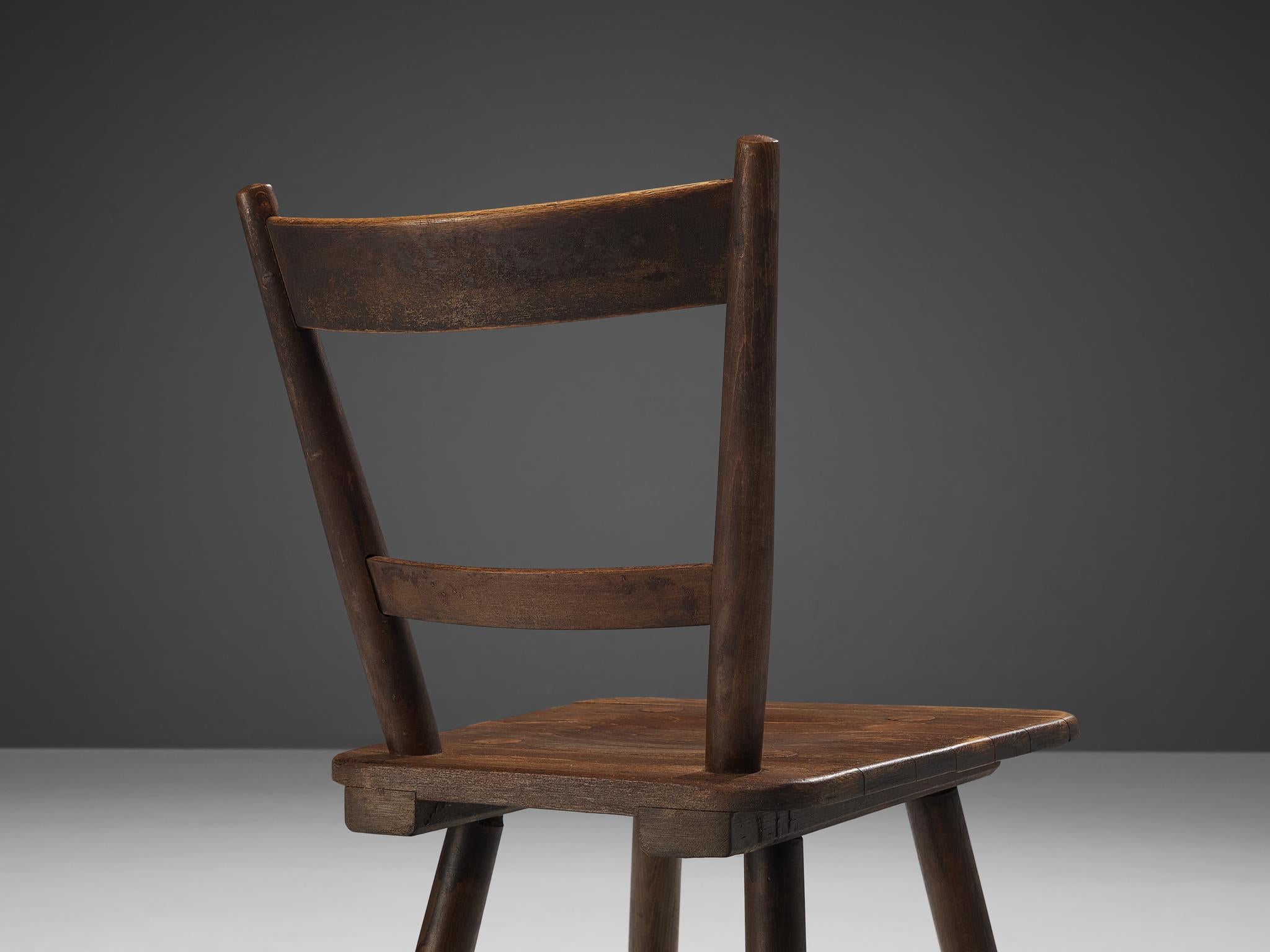 Français Ensemble pastoral français de quatre chaises de salle à manger en bois teinté  en vente