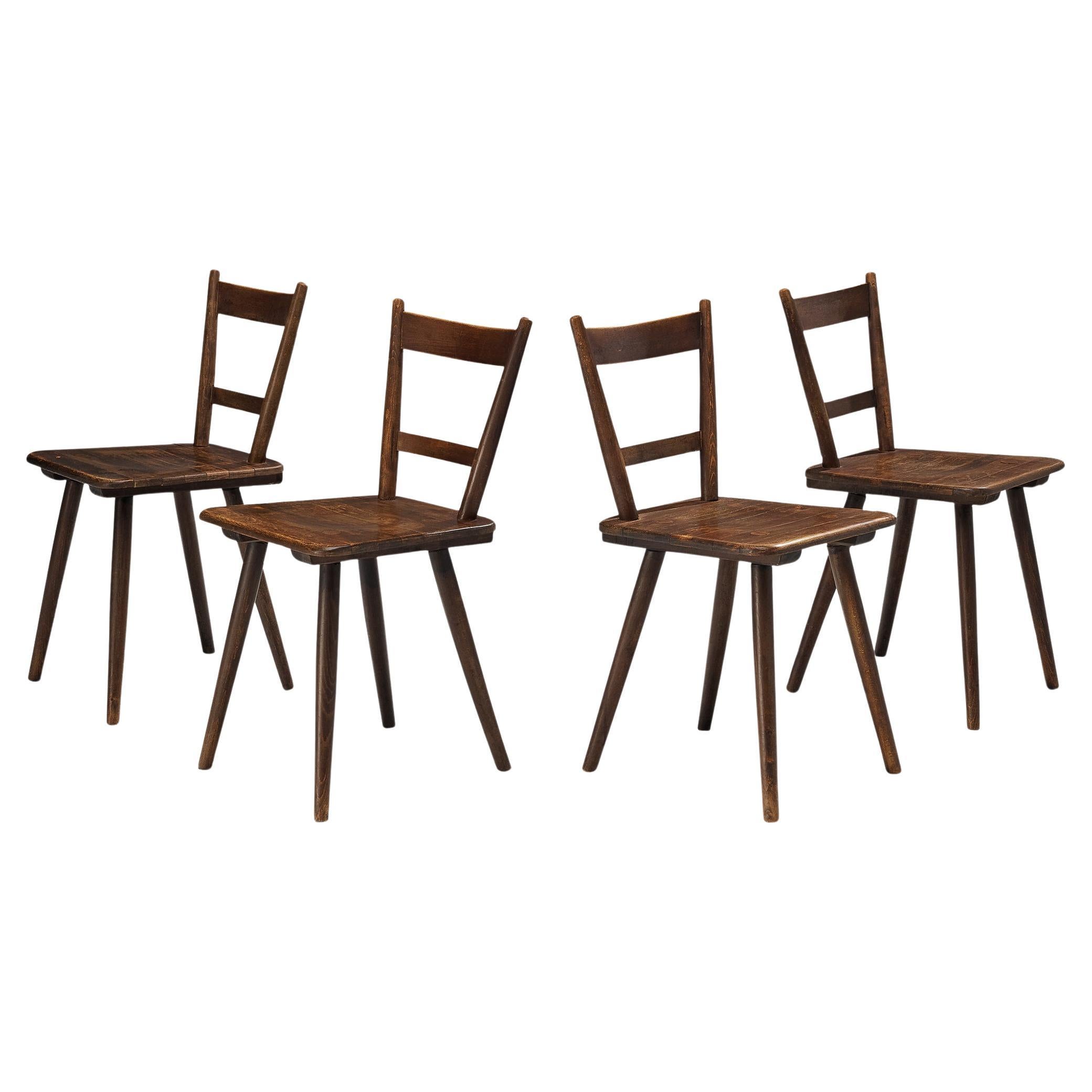 Ensemble pastoral français de quatre chaises de salle à manger en bois teinté  en vente