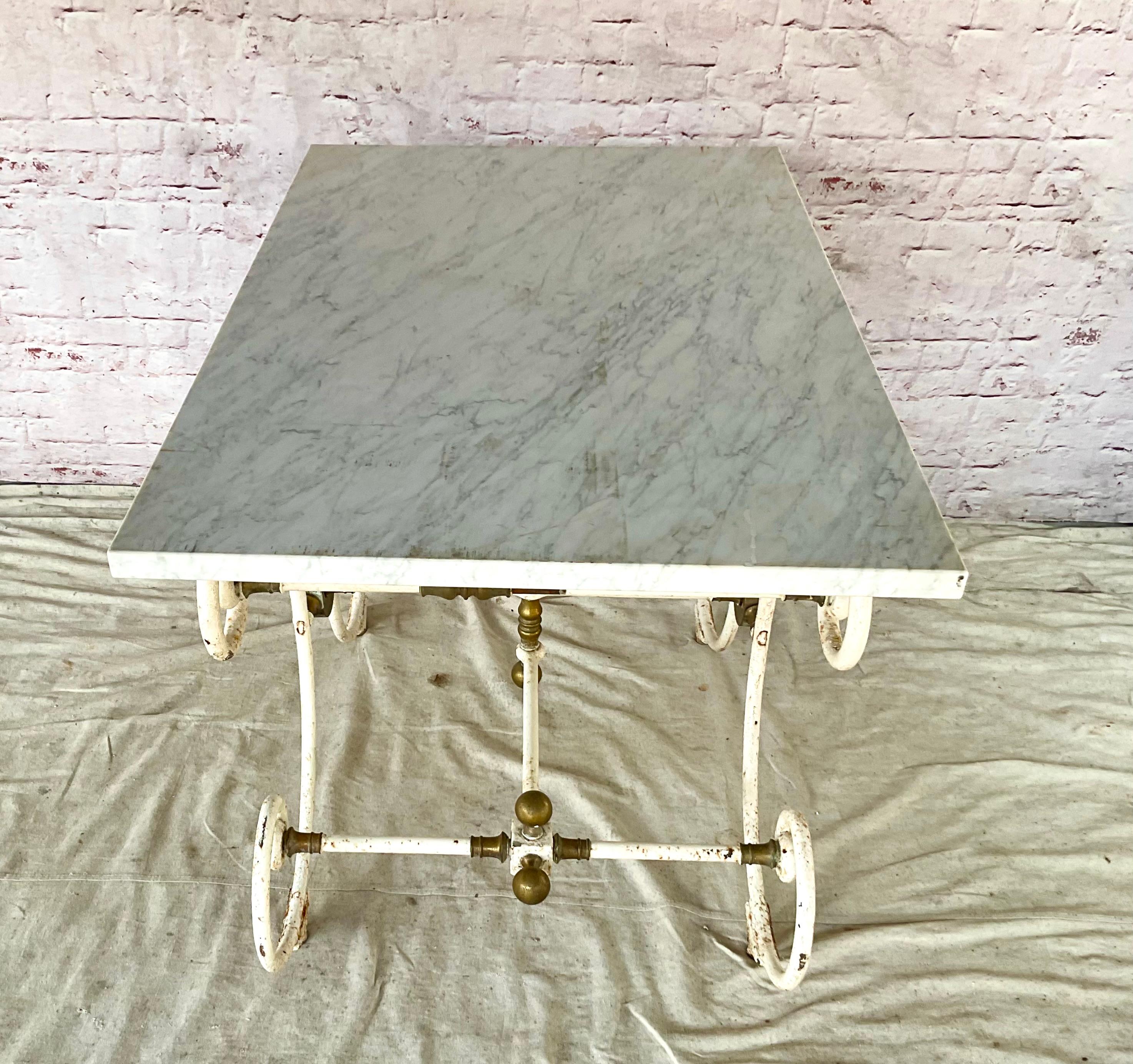 Mesa pastelera francesa con tapa de mármol en venta 3