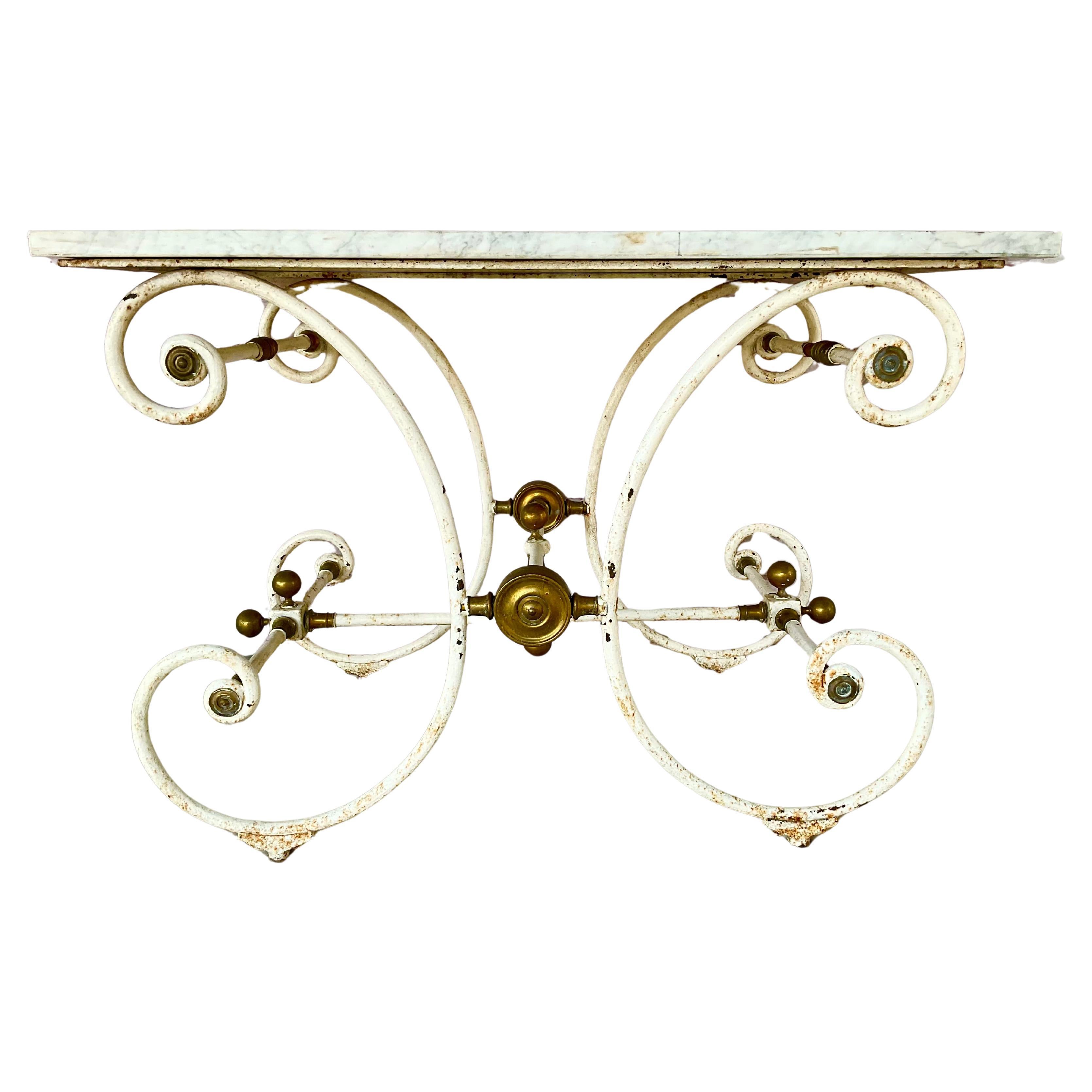 Mesa pastelera francesa de acero y latón de finales del siglo XIX con tapa de mármol de J. Mareschal, París. Esta encantadora mesa se diseñó para su uso en pastelerías, donde se prefería el mármol por su superficie fría, ideal para extender la masa