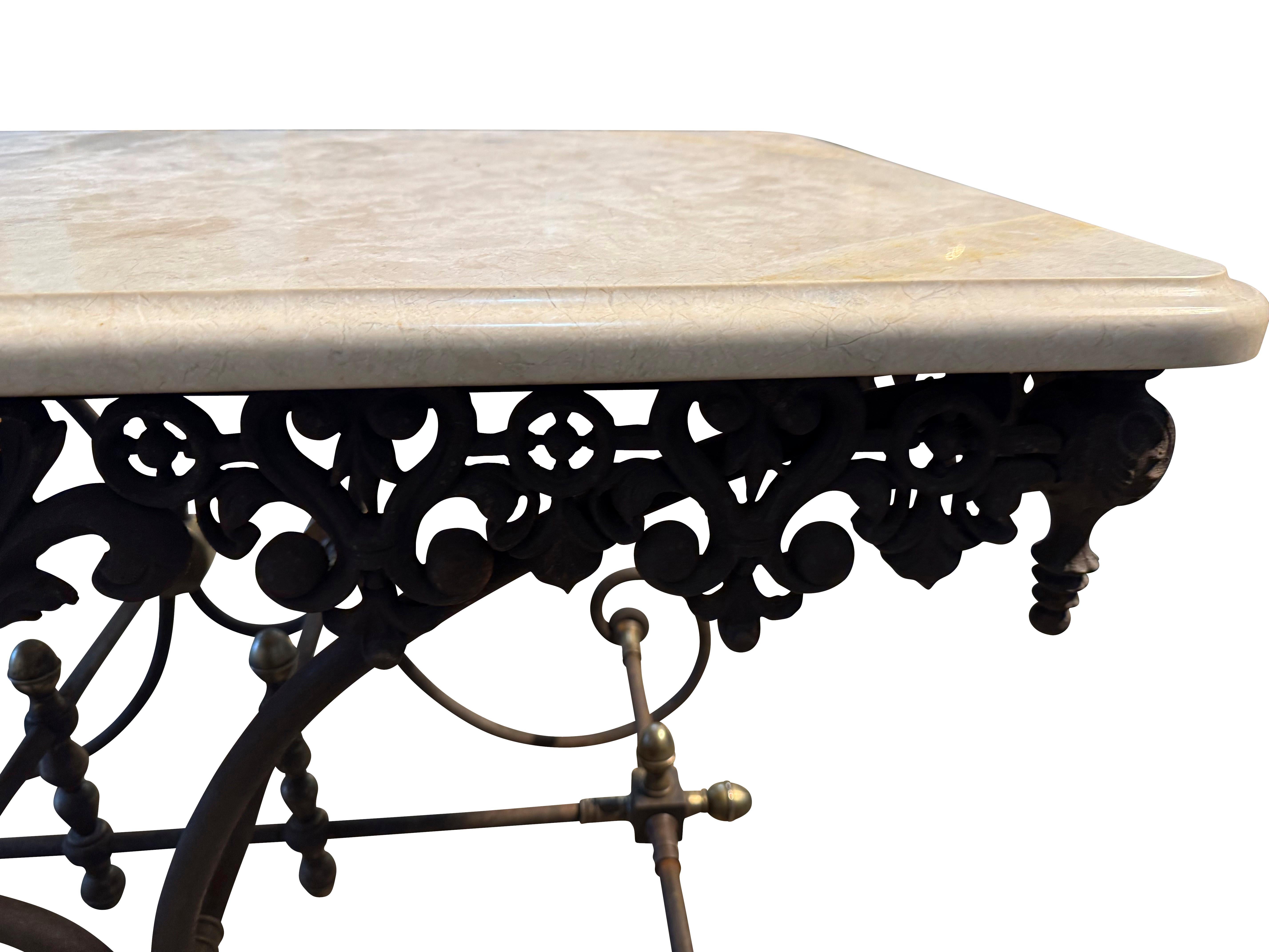 Mesa pastelera francesa con tapa de mármol siglo XX en venta