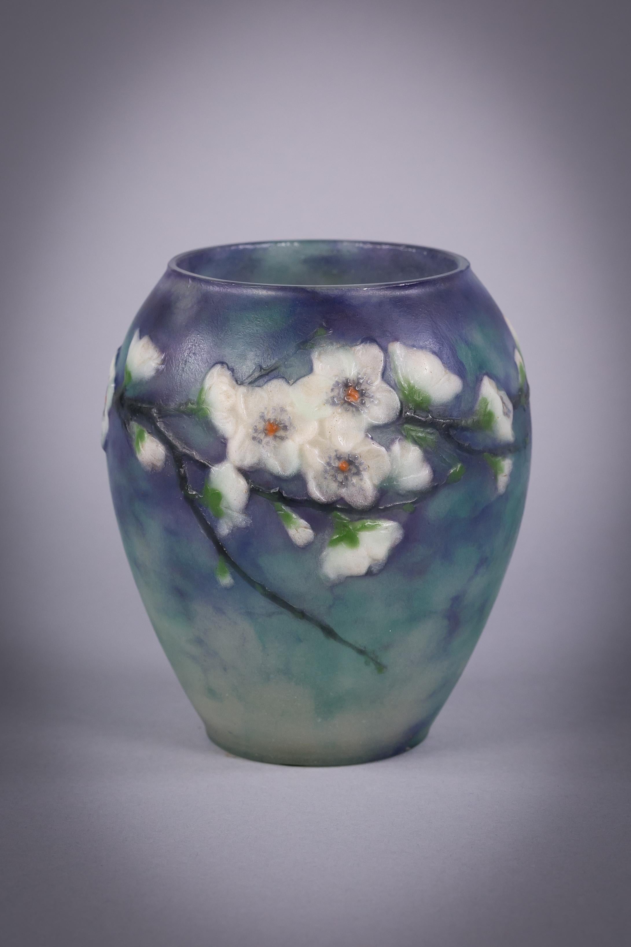 Vaso Fleaurs De Pecher ('Fiori di pesca'). Firmato nello stampo G. Argy Rousseau e Francia.