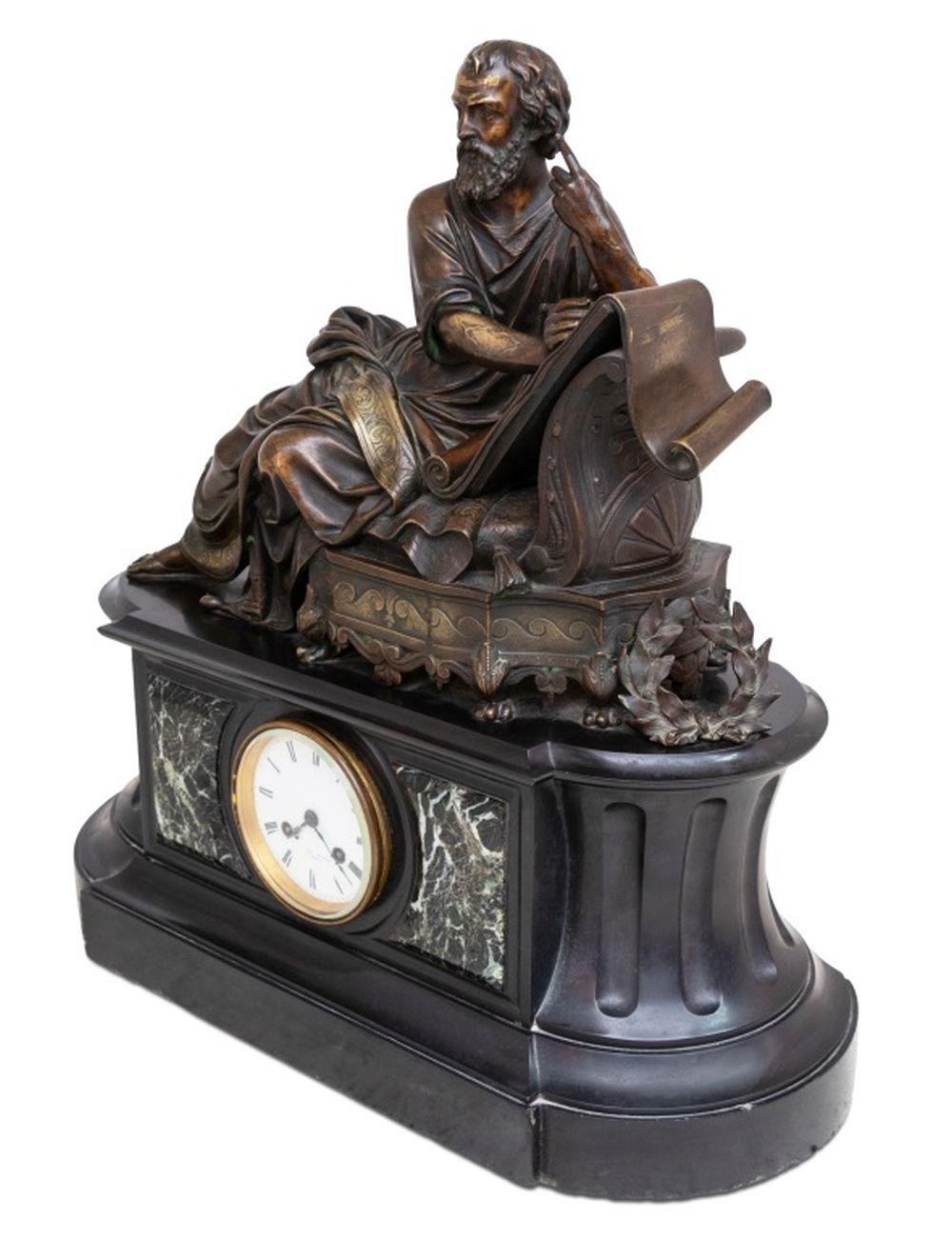 Französische Figuraluhr aus patinierter Bronze und Marmor (Neoklassisch) im Angebot
