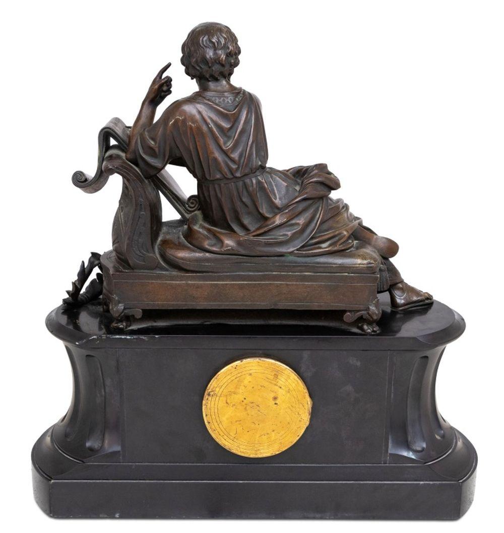 Französische Figuraluhr aus patinierter Bronze und Marmor im Zustand „Gut“ im Angebot in Astoria, NY