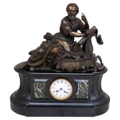 Horloge figurative française en bronze patiné et marbre