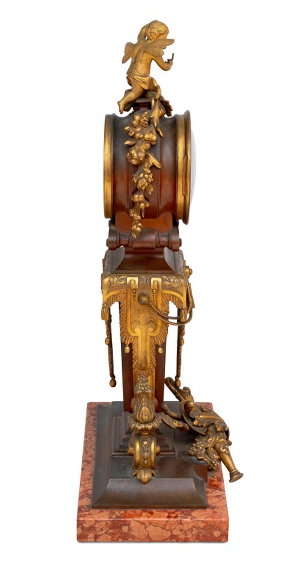 Louis XV Horloge de cheminée française en bronze patiné et marbre en vente