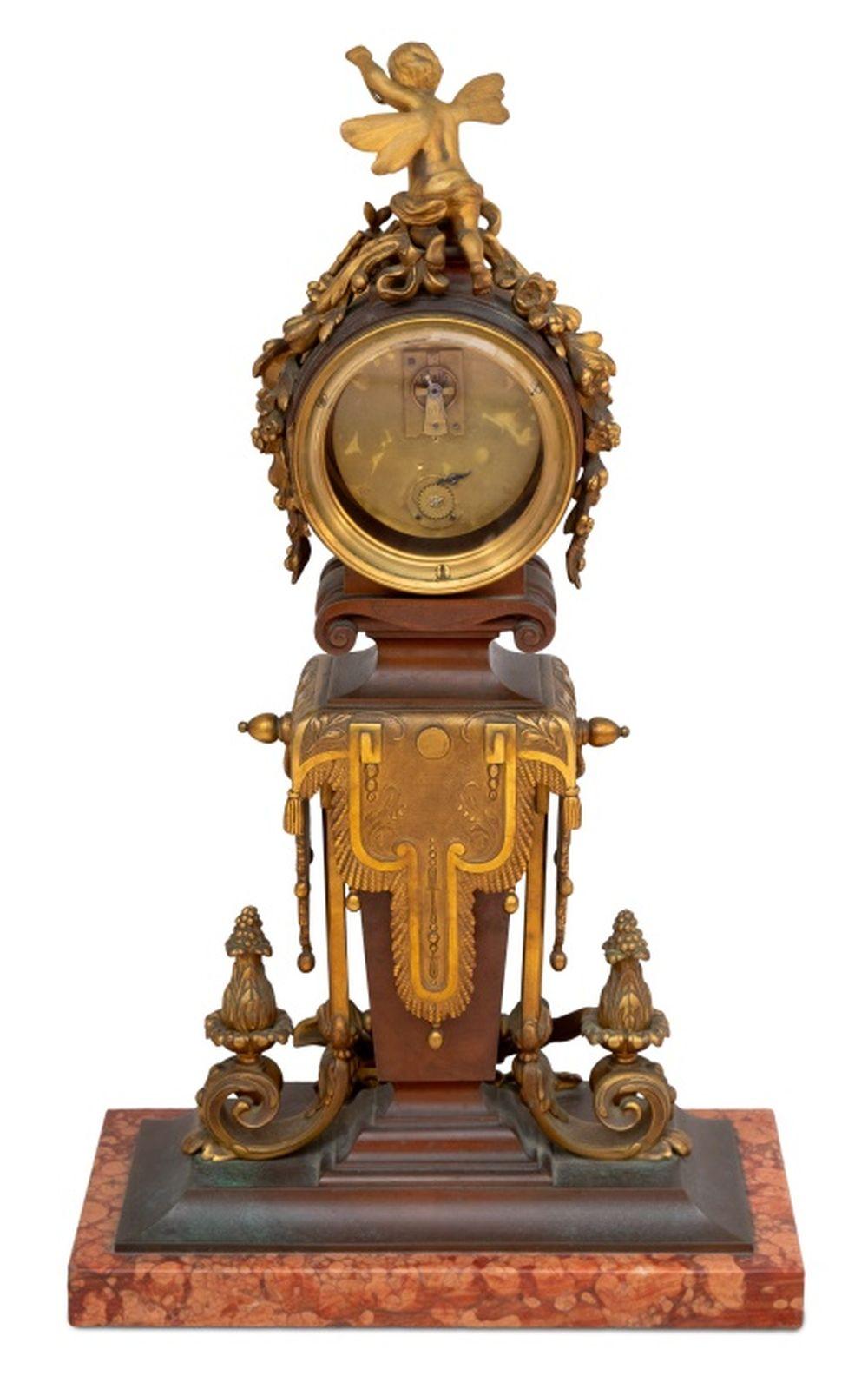 Français Horloge de cheminée française en bronze patiné et marbre en vente