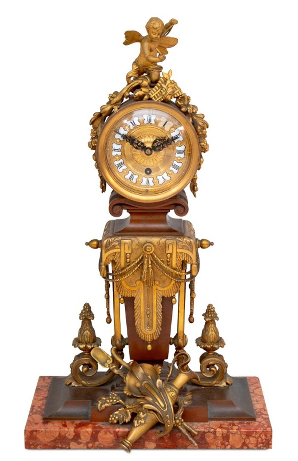 Patiné Horloge de cheminée française en bronze patiné et marbre en vente