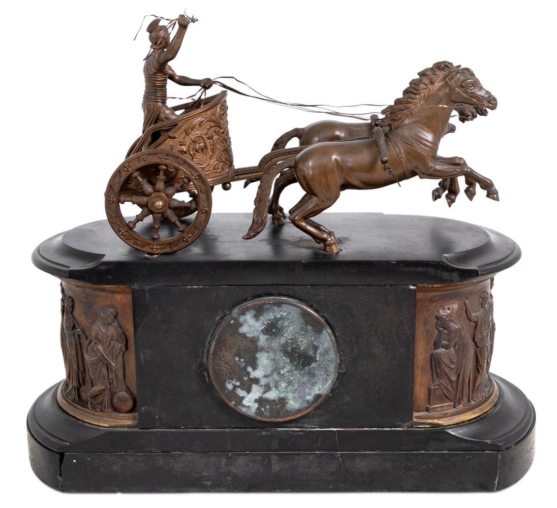 Doré Horloge Chariot en bronze patiné et ardoise en vente