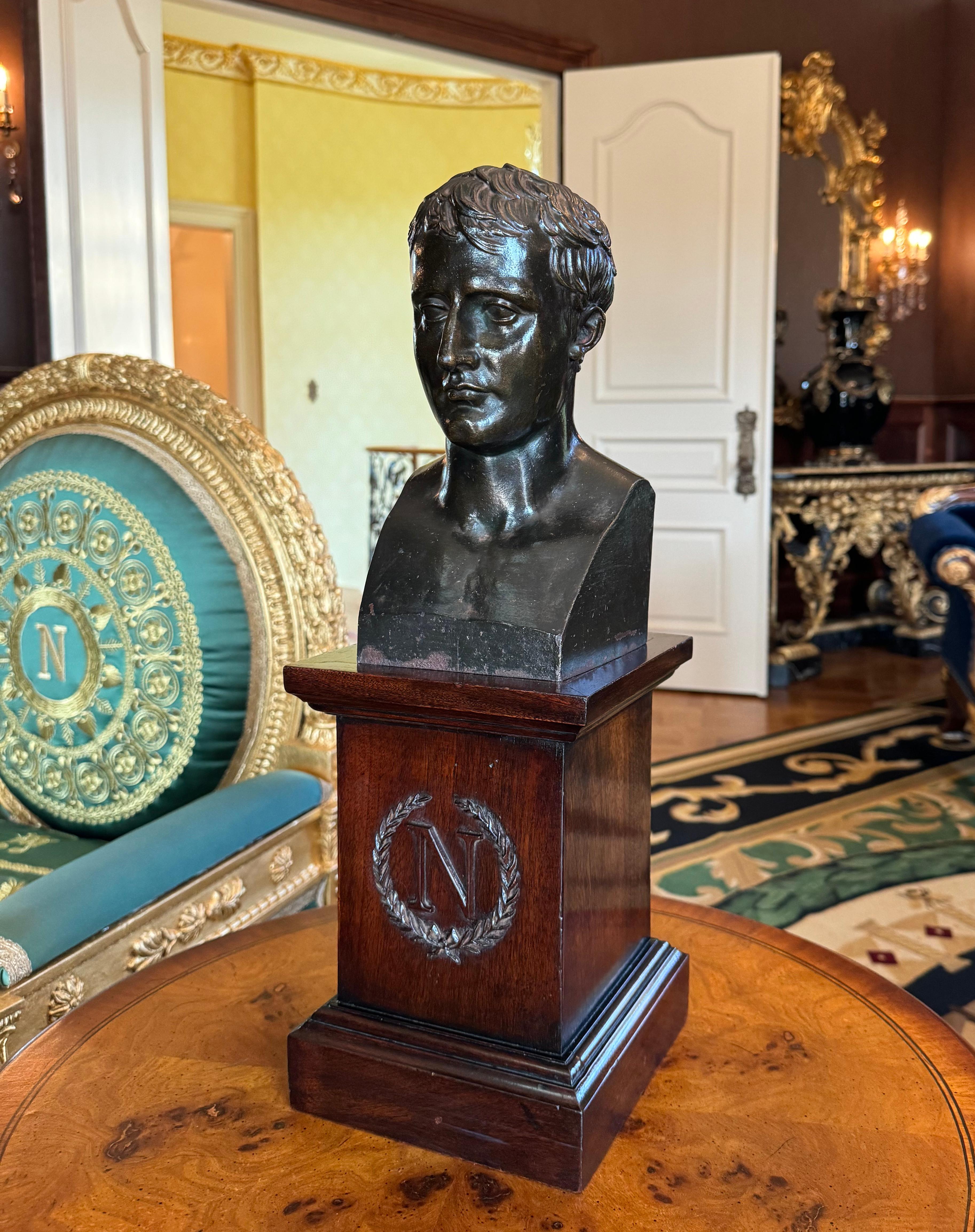 
Busto di Napoleone in bronzo patinato francese, in cima a un piedistallo in Wood
XIX secolo.
Altezza complessiva 20,5 pollici, altezza del busto 10,5 pollici, larghezza 5,25 pollici, profondità 4,75 pollici.
Provenienza: Dalla proprietà di un