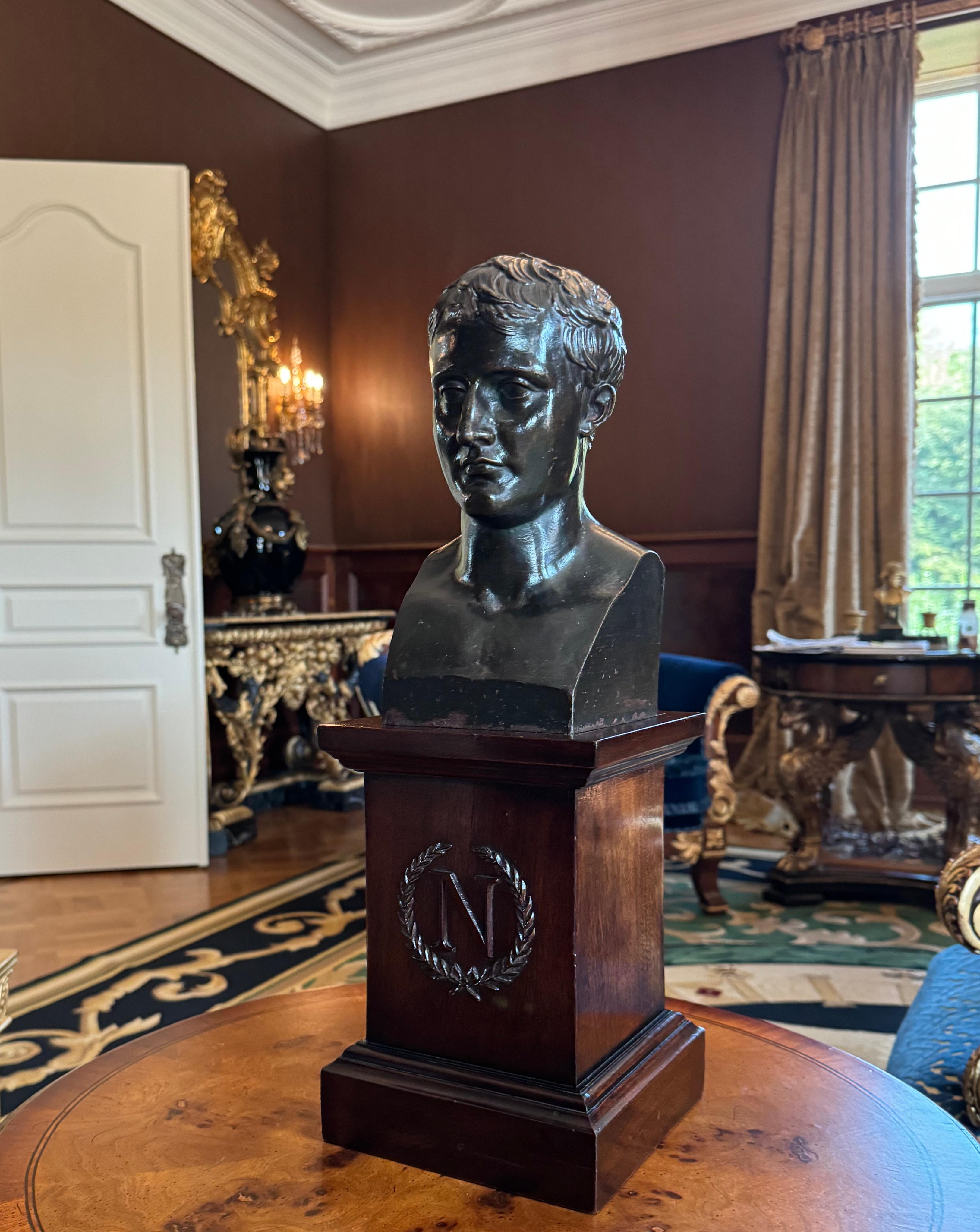 Busto di Napoleone in bronzo patinato francese, in cima a un piedistallo in Wood In condizioni buone in vendita a West Palm Beach, FL