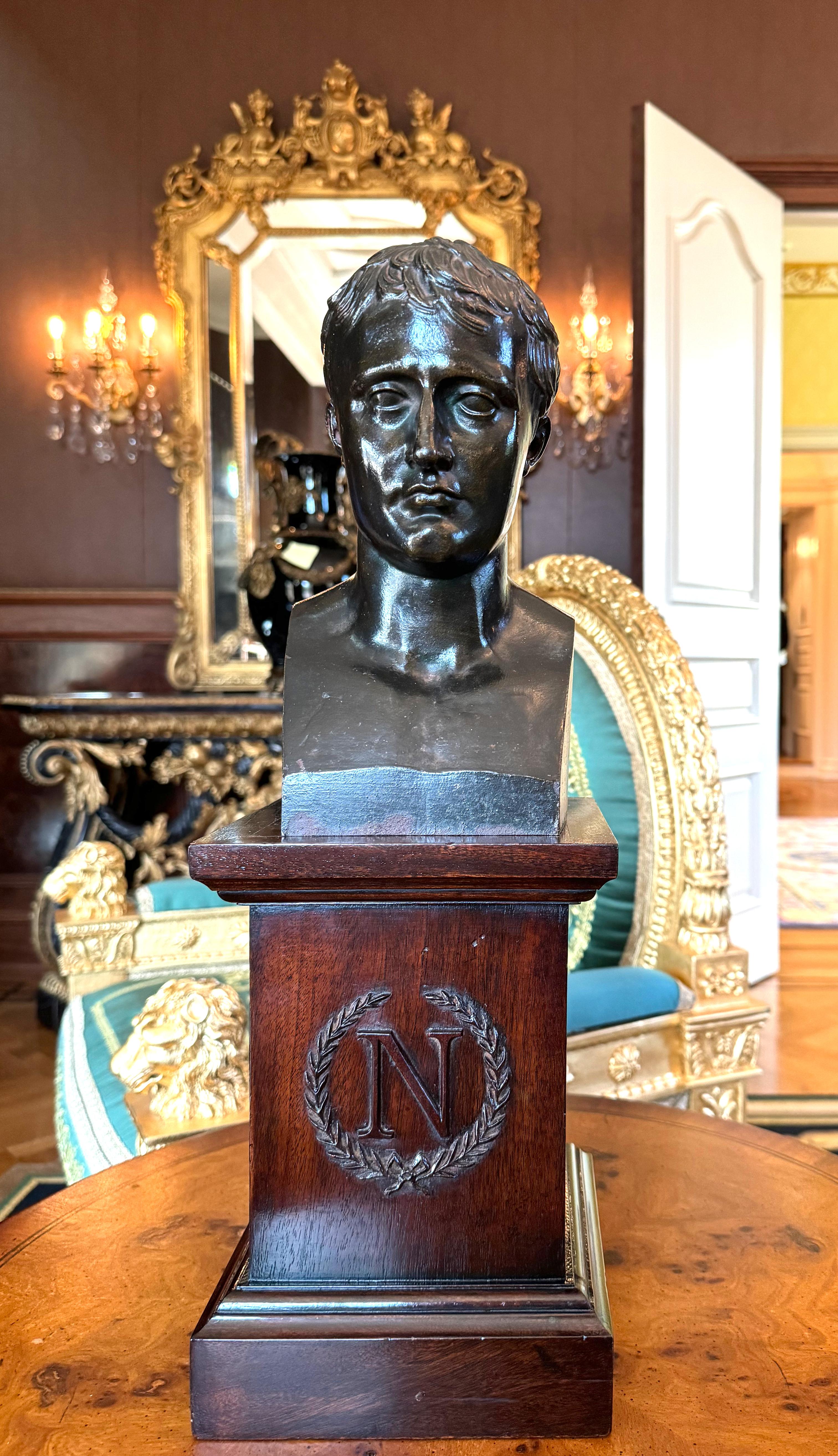 Busto di Napoleone in bronzo patinato francese, in cima a un piedistallo in Wood in vendita 2