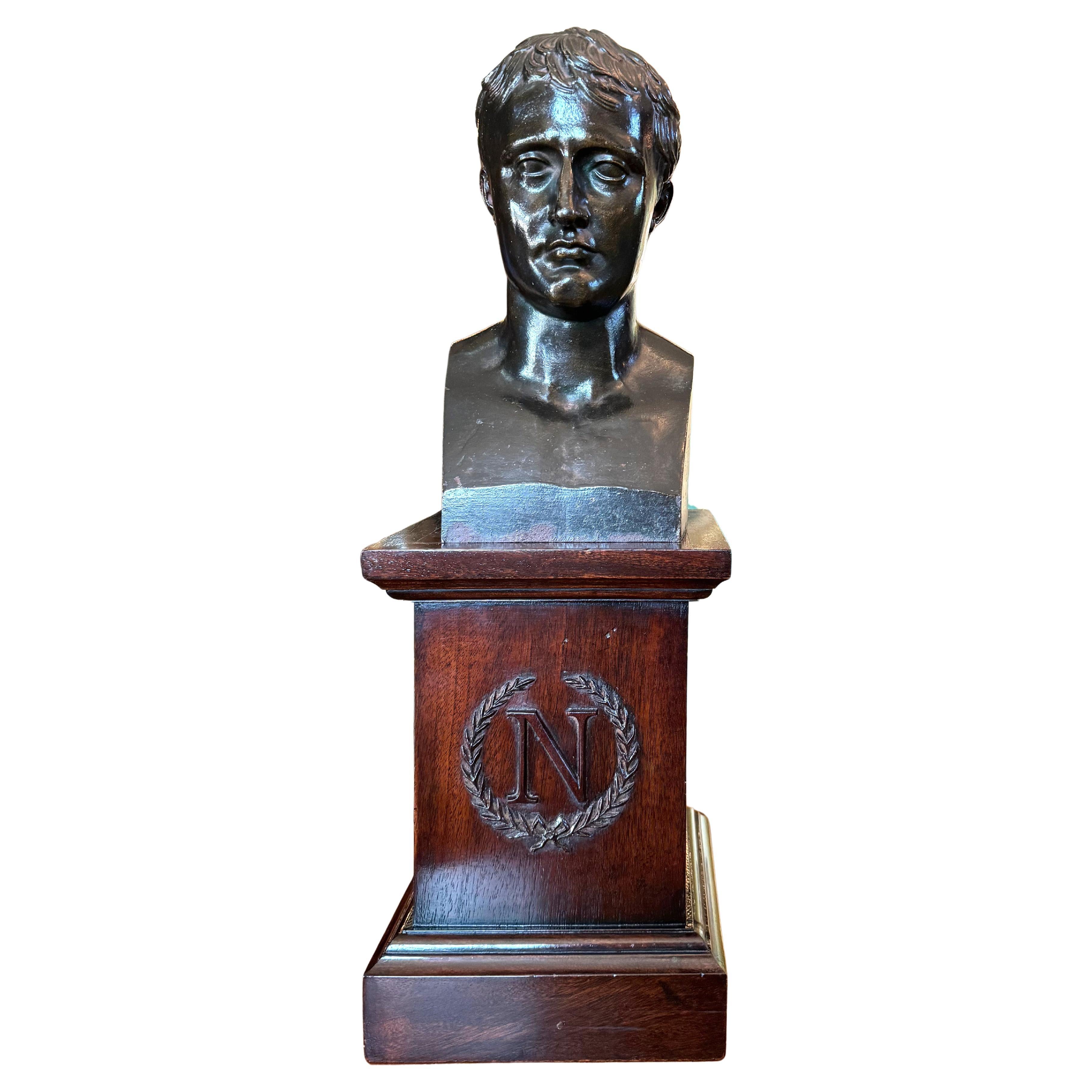 Busto di Napoleone in bronzo patinato francese, in cima a un piedistallo in Wood in vendita