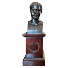 Buste de Napoléon en bronze patiné, sur un piédestal en bois