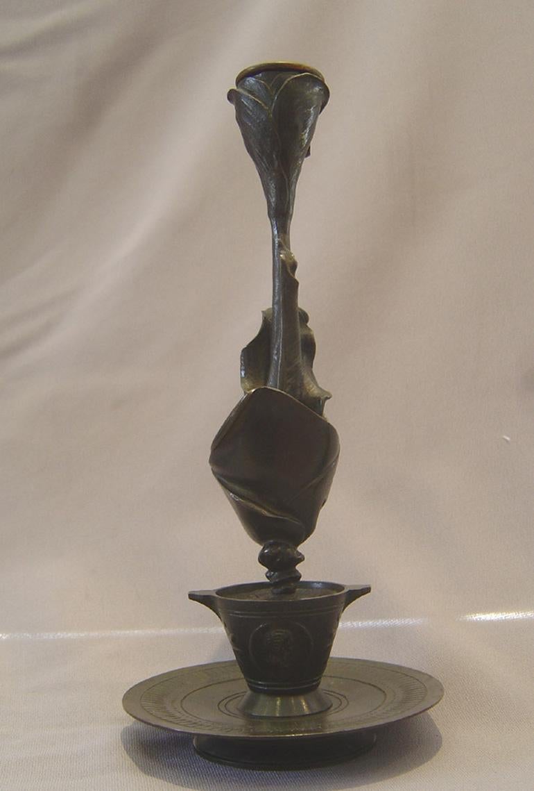 French patinated bronze candlesticks in the form of a lily in a pot In Good Condition For Sale In London, GB